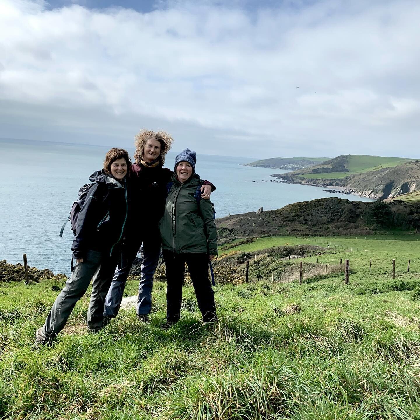 A wonderful few days in Newton Ferrers and Mothercombe with these two lovelies&hellip;long hikes, picnic lunches, sketching, dinner at The Ship, beachcombing and adventuring- we even saw 3 hares!

#southwestcoastpath #wanderingartists #artistsonthero