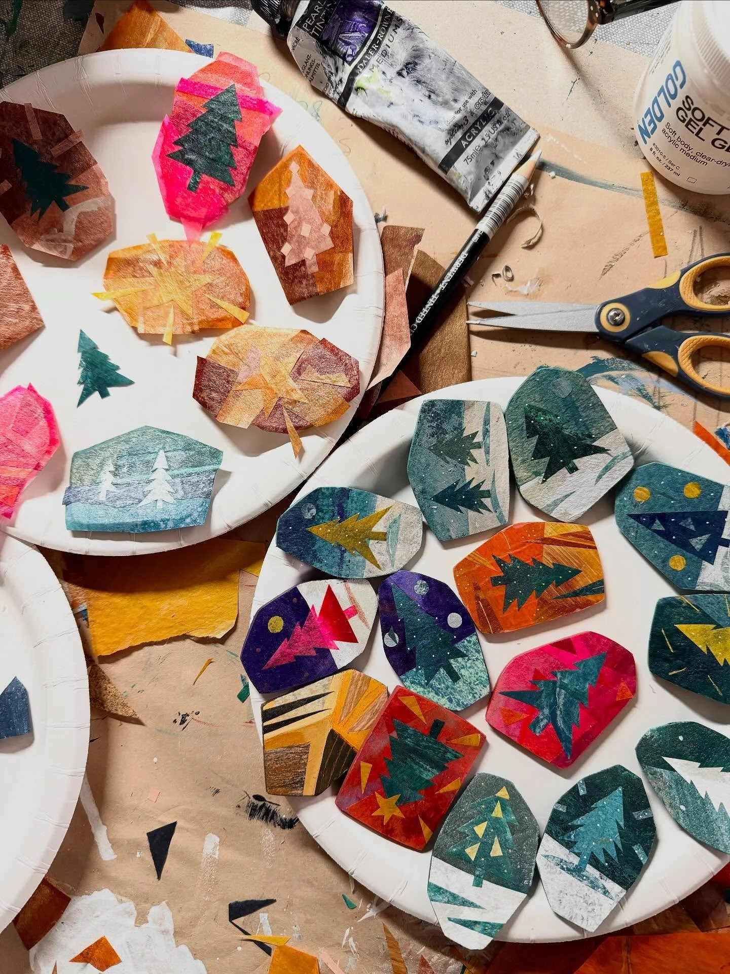 I&rsquo;m in my element creating small artworks in the form of Art Brooches for a show this weekend! Nothing beats a good podcast, howling winds outside the studio and a proper immersive session of collage mini artworks 🙂

#artbrooches #miniartworks