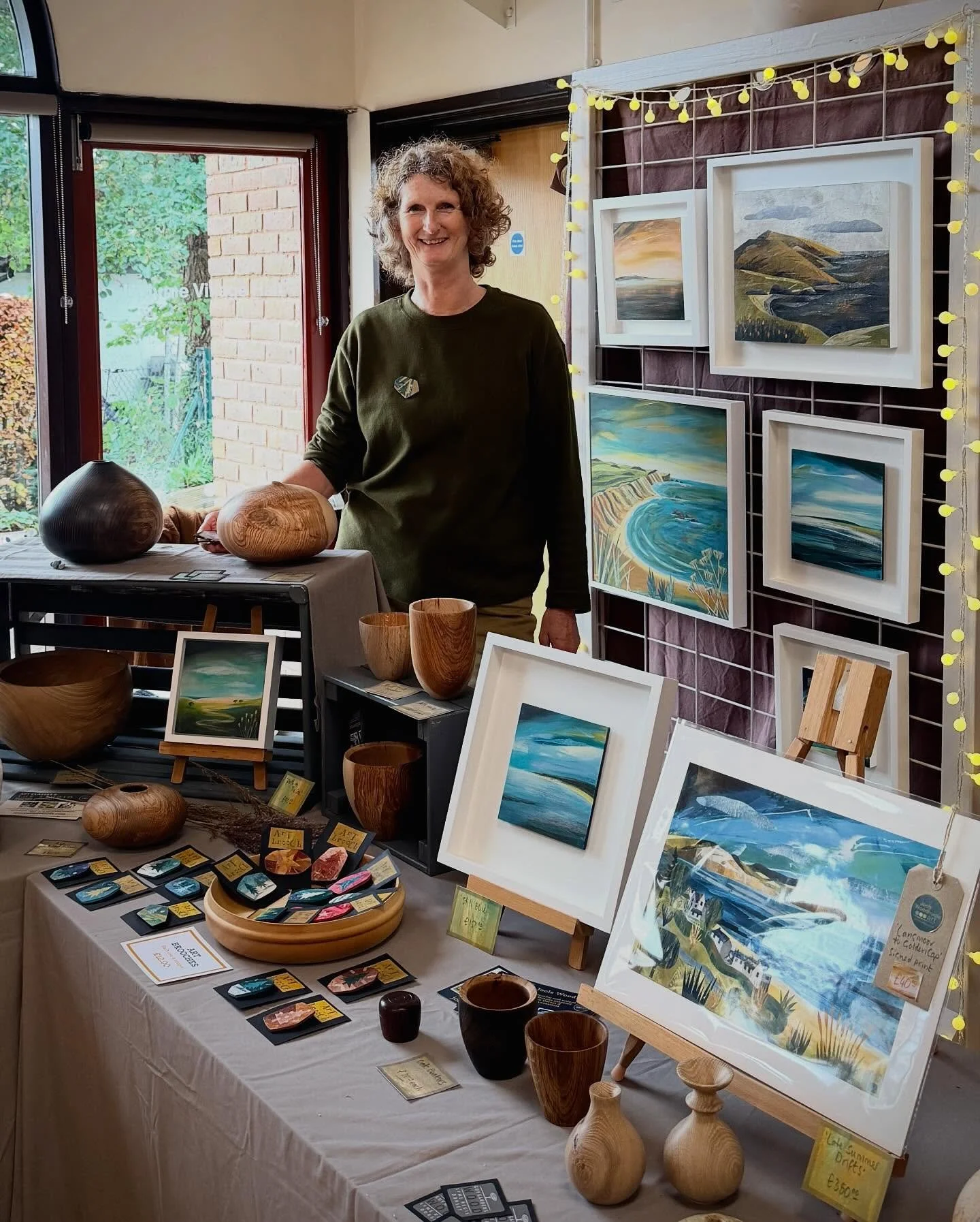 What a lovely way to spend and evening and morning at this well organised Art Exhibition in support of @axminsterandlymecancersupport.
 
Surrounded by all my talented creative pals this was also the first time @guywoodhousedesign showed his incredibl