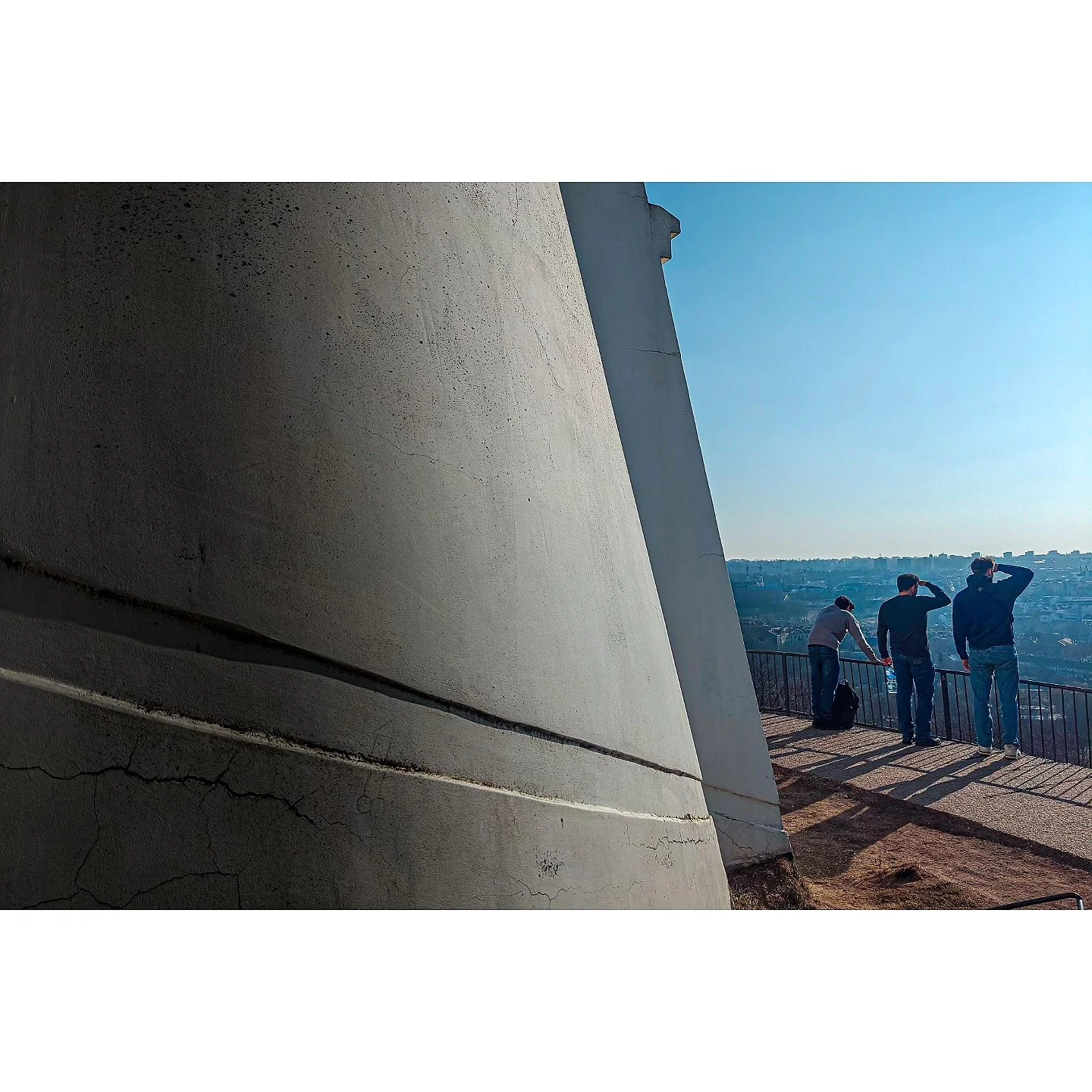 Over horizon

#perspetives #spring #capital #street #photography #phonephotography #oneplus12 #oneplus #people #minmalistic #sunny #warm