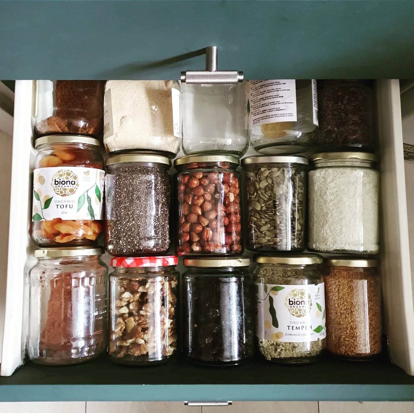 Behind The Scenes, Part 2

We're going so far behind the scenes of PM HQ, we're going to Laura's house!

Having recently moved into a flat with a tiny kitchen I was like, where am I gonna put all my jars 😱

So I'm trying something new and laying the