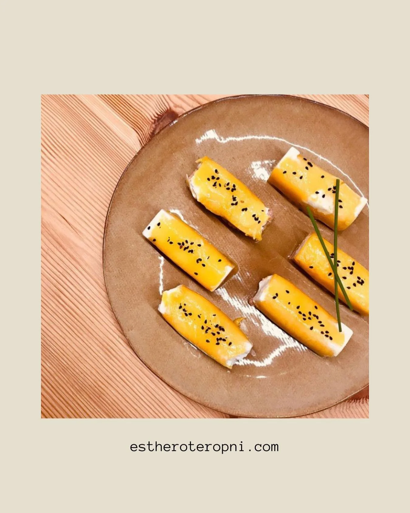 Lingotes de mango con pat&eacute; casero de h&iacute;gado de bacalao y queso de cabra.
*
*
Ingredientes:
1 #mango 
1 lata de #higadodebacalao 
1 lata de sardinillas en #aove 
2 medallones de #quesodecabra de leche cruda
#cominomolido #pimientamolida 