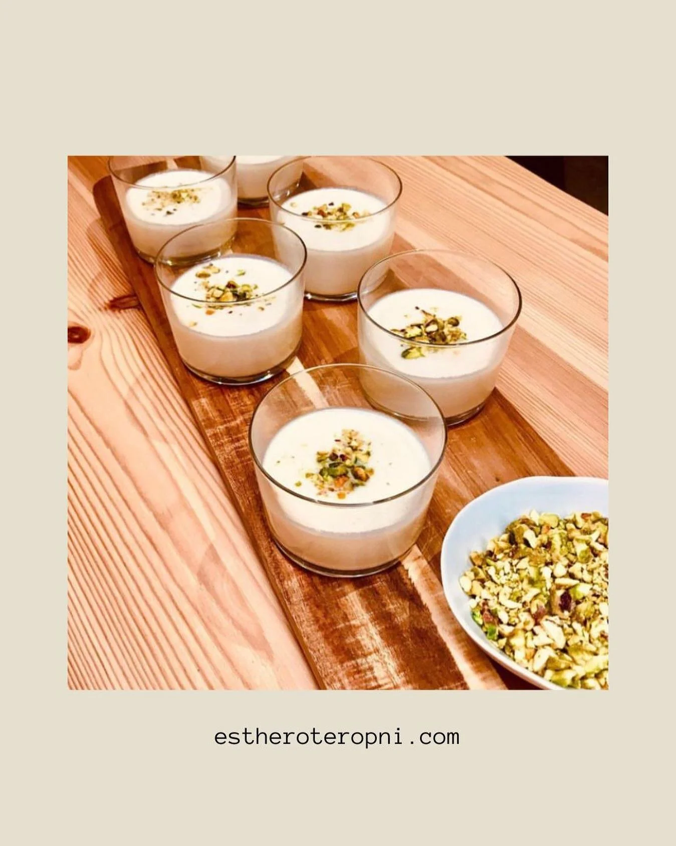 Ajo blanco de coco
*
*
Ingredientes:
100gr de #almendra cruda pelada
1/2 #ajo 
250ml de agua
80ml de bebida de #coco 
2🥄soperas de vinagre de manzana sin pasteurizar 
2🥄soperas de #aove 
Sal y pimienta al gusto
Pistachos tostados picados para acomp