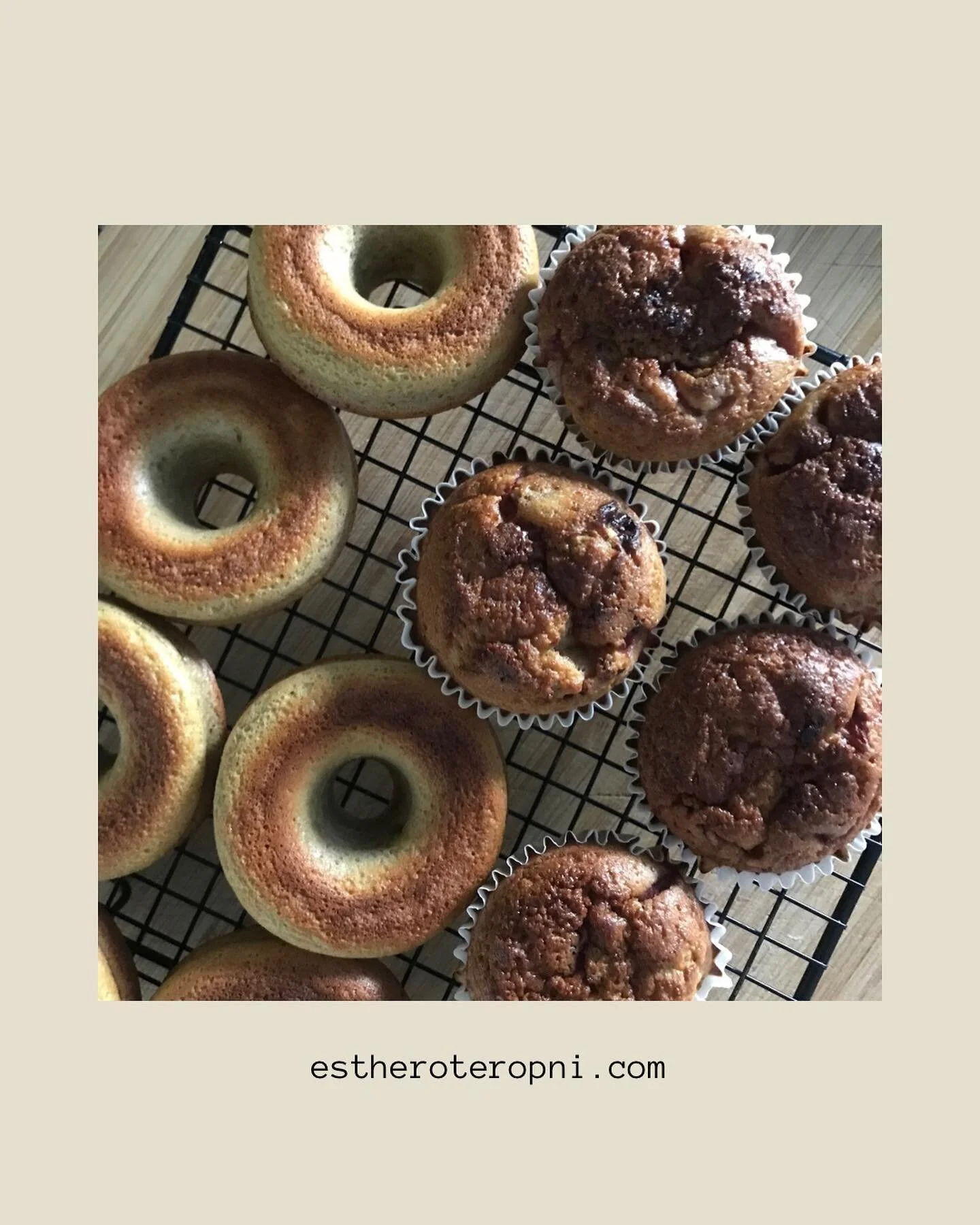 A nadie le amarga un dulce 
*
*
Donuts 🍩 y 🧁 de #platanomacho y #almidondeyuca 
*
*
Ingredientes:
2 pl&aacute;tanos machos algo maduros
3 🥄 soperas de almid&oacute;n de yuca
3 🥄 soperas de #yugurtdecoco 
4 🥚 
4 #datilesmedjool sin hueso
3 🥄 sop