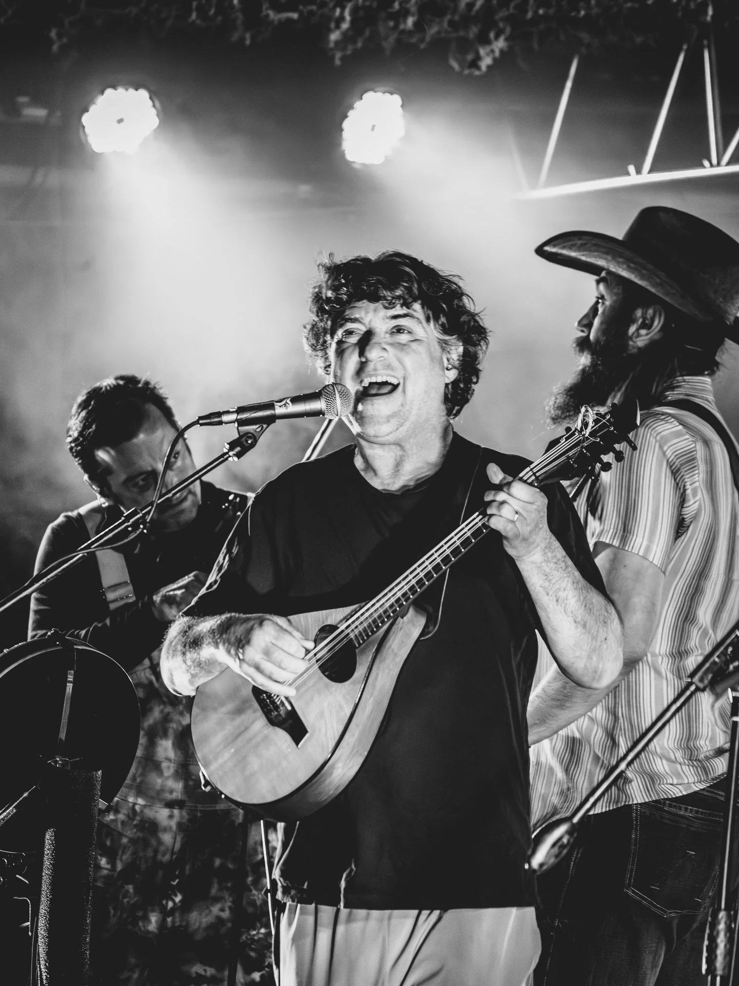 🙌🏻 Cincinnati! Thank you for coming out strong last night for #gratefulgrass at @riverfrontlivecincy 
❤️I think we all needed that!

📸 Great shots @mattwehrmanphoto 

🎶 Great music 
 🎻 @jasoncarterfiddle 
🪕@gravyboatjohnson 
🎸@jimreamusic #gar