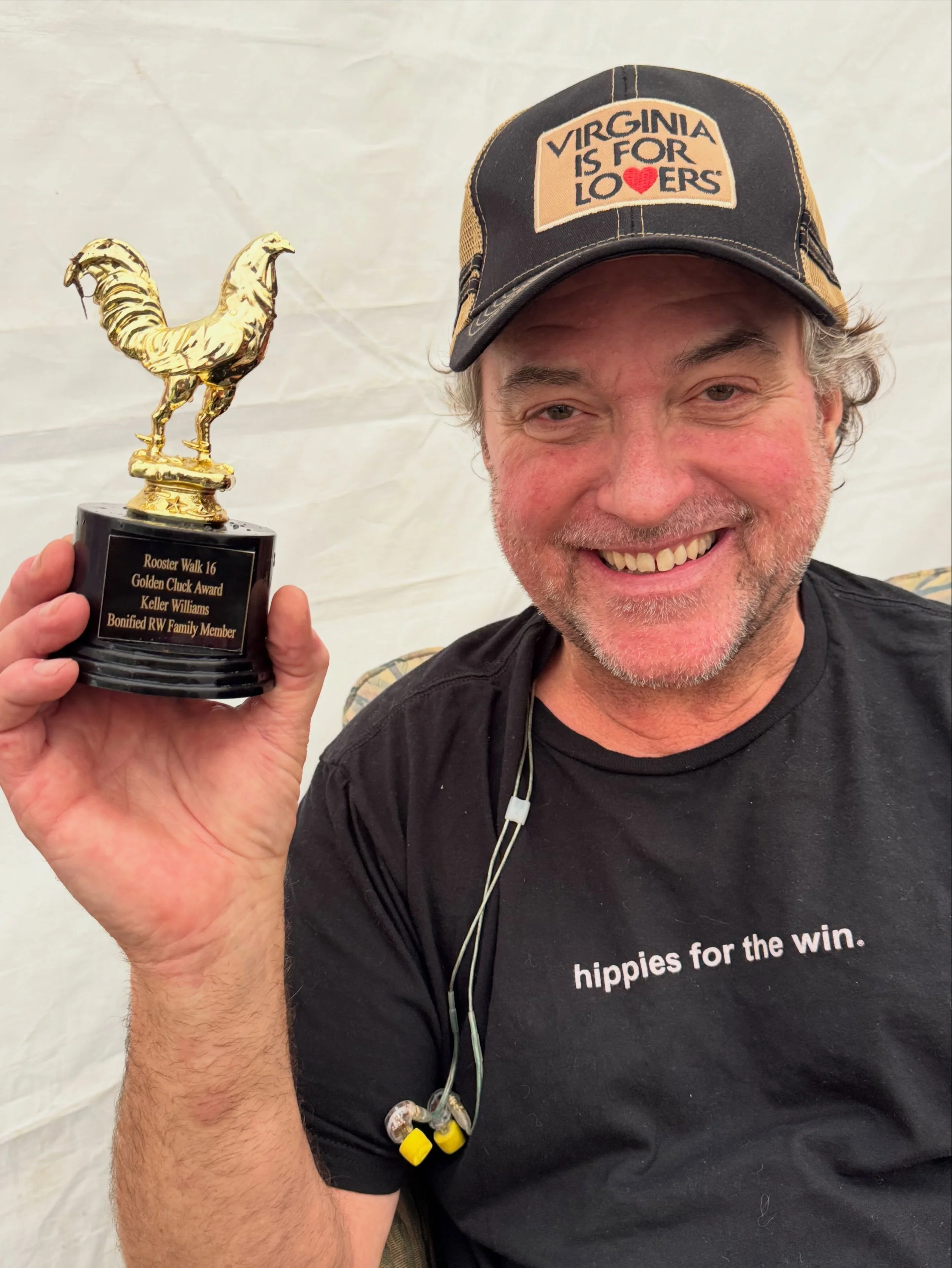 🐔Holy fuck. I got the first golden cluck&hellip;.from Johnny Buck! 
Stoked to be a part of the @roosterwalk family!