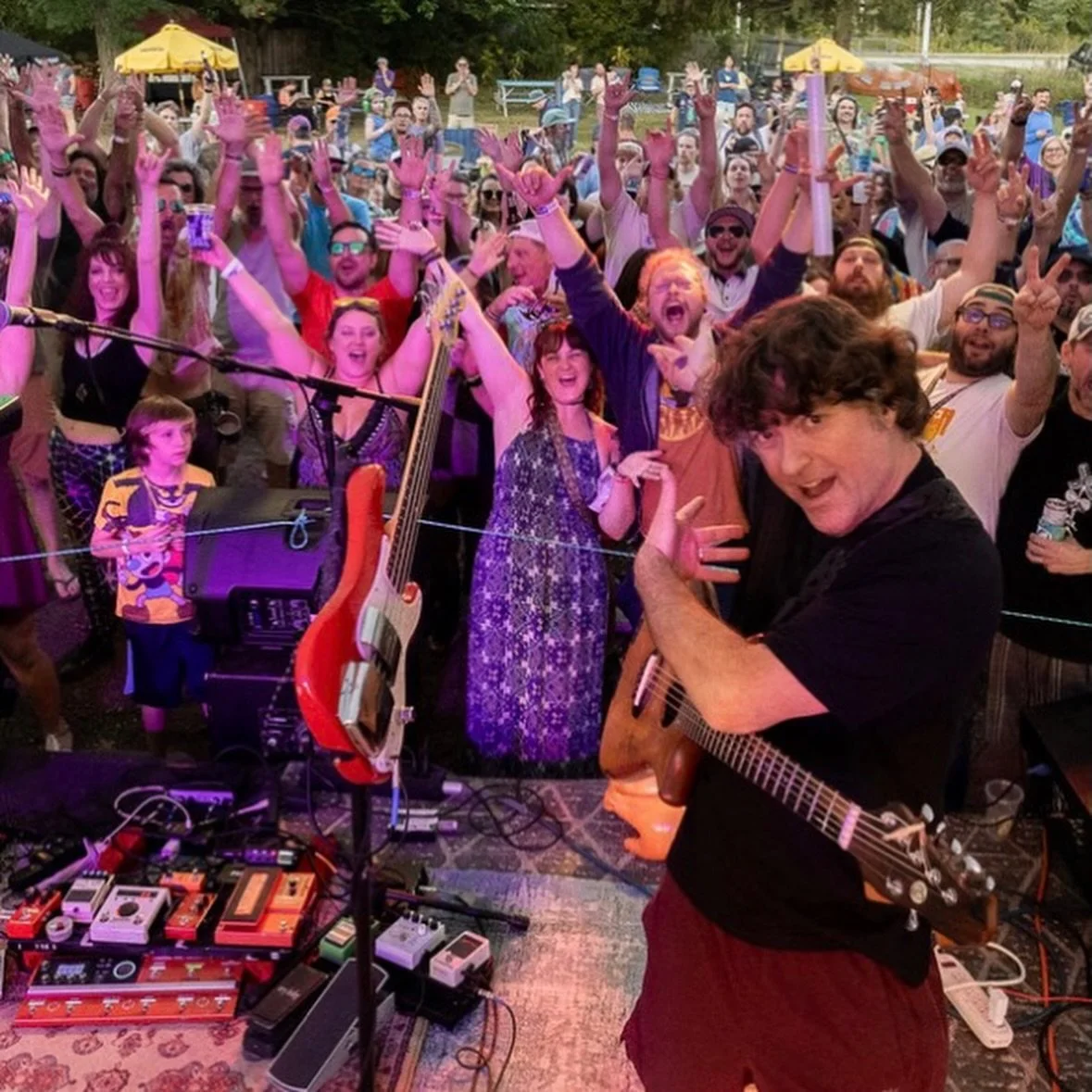 🕺Illinois! Excited to do this again NEXT weekend at @mackeys.hideout in McHenry( about an hour Northwest of Chicago)

⁉️Were you there last year?
✍️Let me know what you want to hear🤔

📸 By Swamp @gazettour_