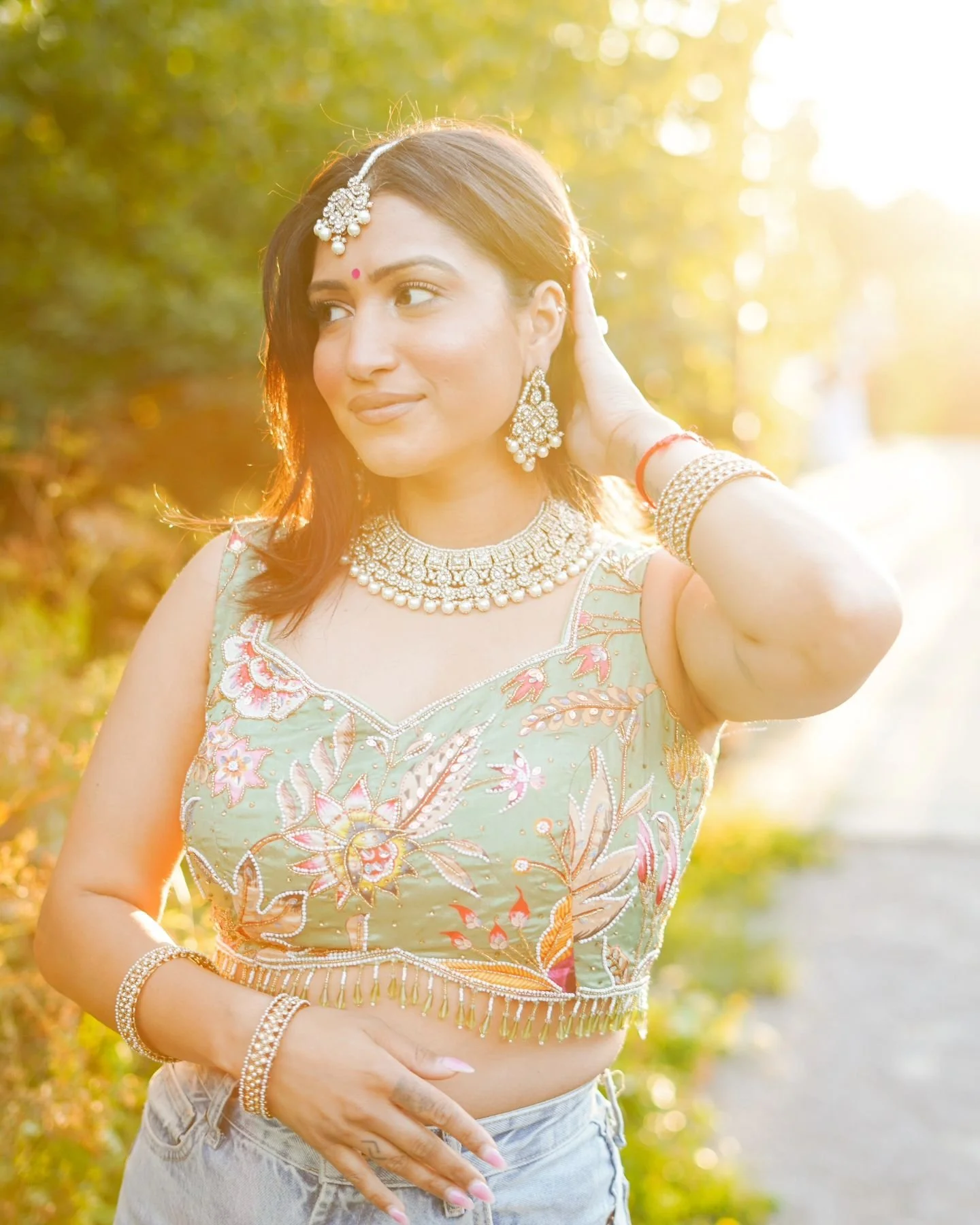 White gold sets 🫱🏻&zwj;🫲🏼 every outfit in your closet. 

#hack #fashionhack #cultureclub #contentcreation