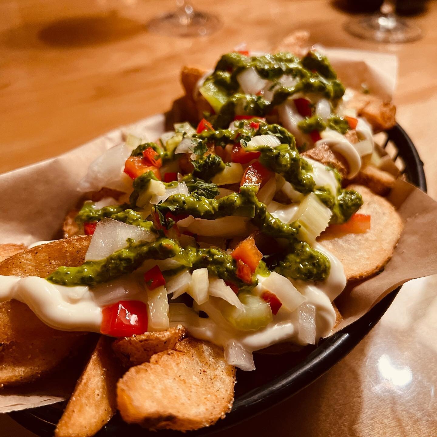 🥔 LOADED, LOADED 2.0 
polato wedges, pickled linly, parsley chimmy, garlic mayo
#vegan 🌱

#lasetimaybor #veganeats #tampavegan #tampaeats #food #ybor #happyhour