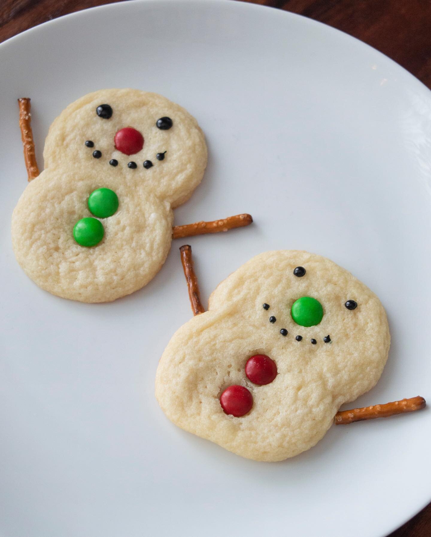 Merry Christmas Eve! Need a fun idea for Santa&rsquo;s cookies tonight? Try decorating sugar cookies like snowmen with pretzel sticks, m&amp;m&rsquo;s, and mini chocolate chips or black icing. Super easy &amp; fun! ⛄️🍪

📸 Tag us @iqaccessories.inc 