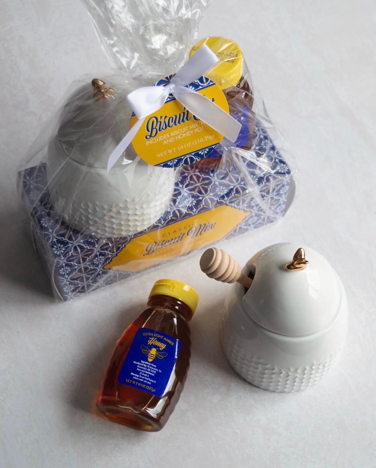 Honey, it&rsquo;s almost Christmas! 🎄 If you are still in need of a hosting gift for the holidays you are in luck! Our Honey Pot Gift Set is available at select @cvspharmacy stores near you 🍯

#holidaygiftguides #productdevelopment #christmasgiftid