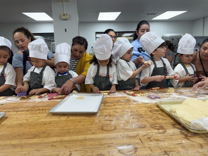 Thanks to our Future Chefs from @bloomingkidsllc who came for a visit today. We rolled Bolillos, made cookies, and had a great time. Thank you for your warm smiles!

#holalaredo #laredotx #bolilloscafe