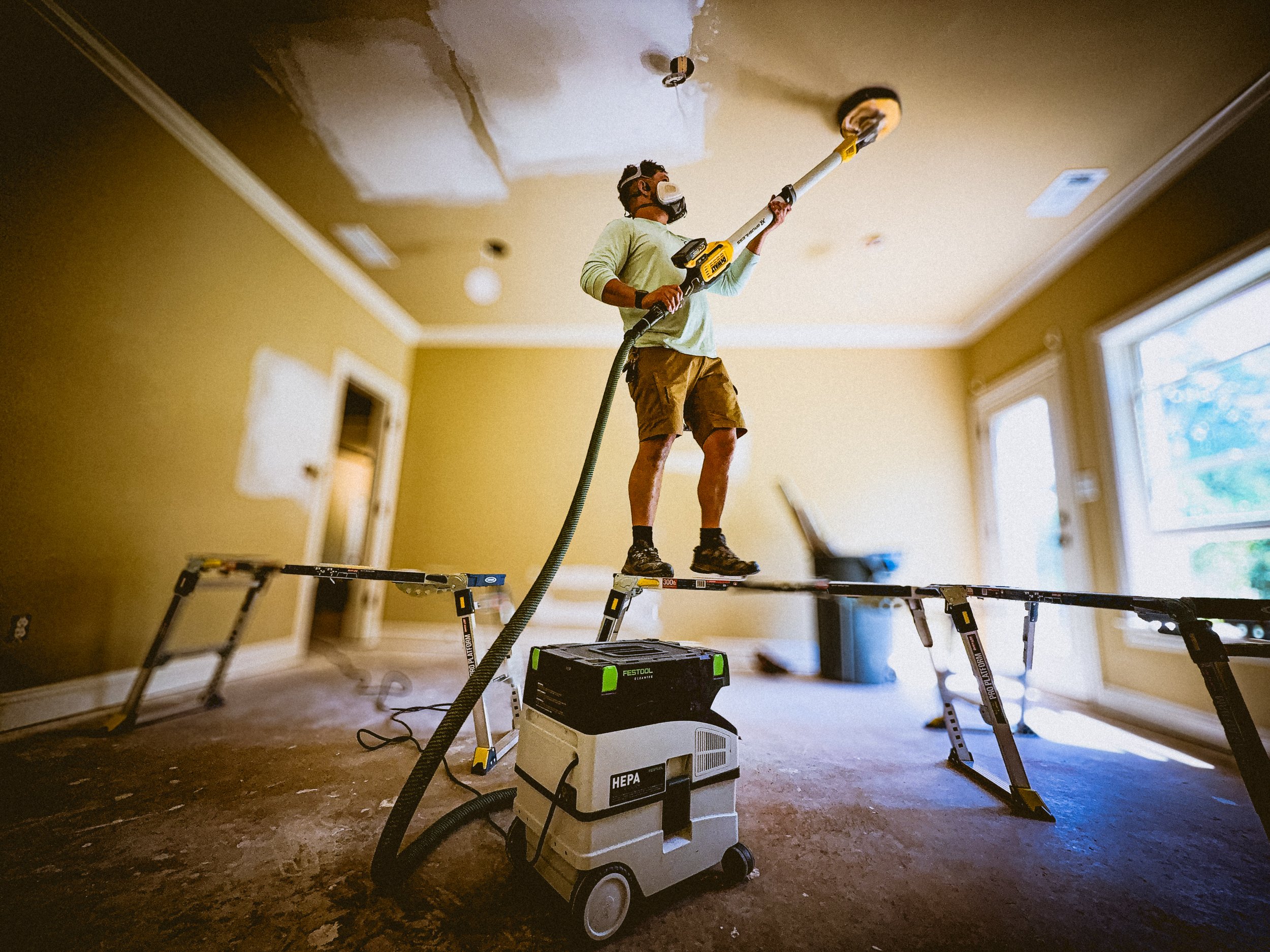 Drywall-finishing-knife-in-mud