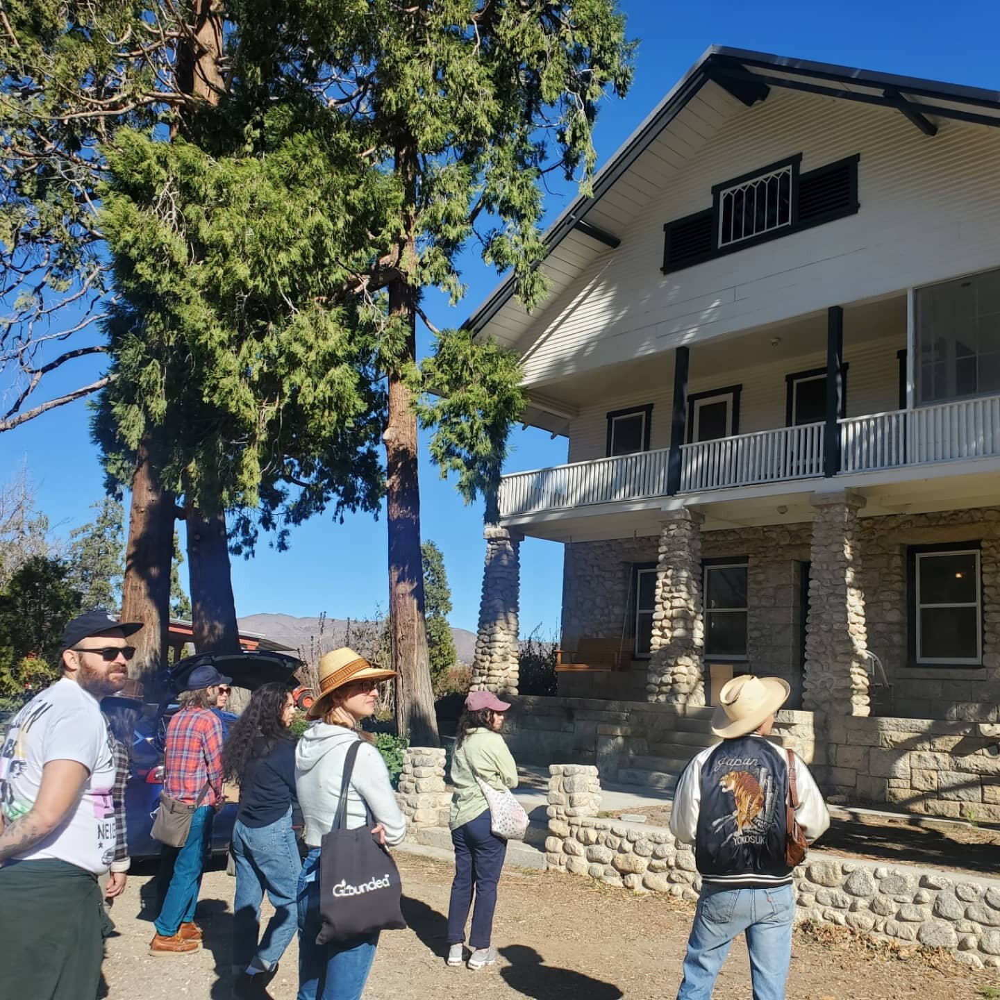 Field trip with some of our farm interns to @bloomranch Enjoying a picnic and learning about this historic homestead and orchard.
#historichomestead #permaculture #regenerativefarming #bloomranchofacton