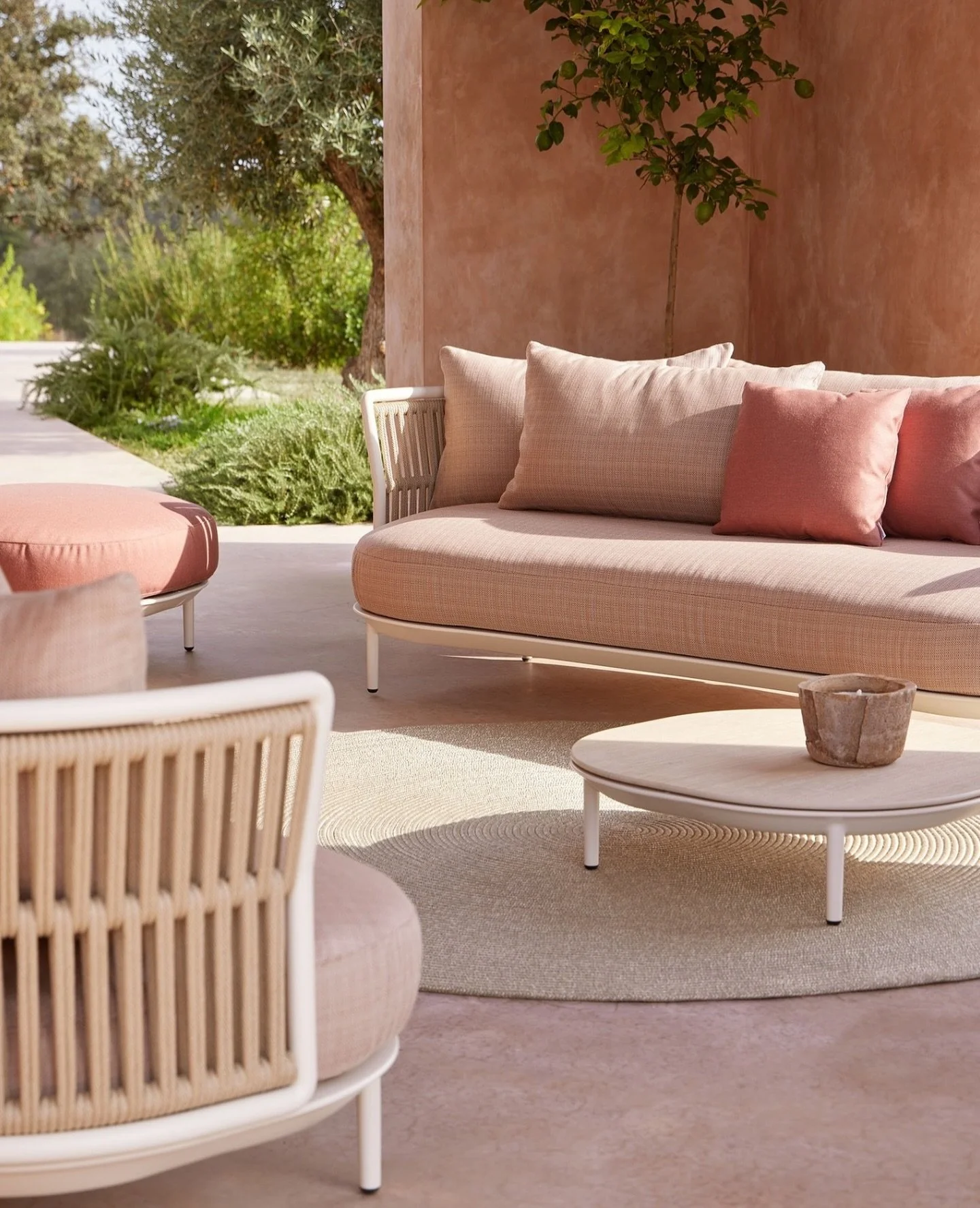 Ergonomics shapes more than comfort; it creates moments where outdoor spaces become places of genuine connection and lasting impressions. @point1920_official crafts each piece to elevate these experiences through purposeful design.

Amba Collection b
