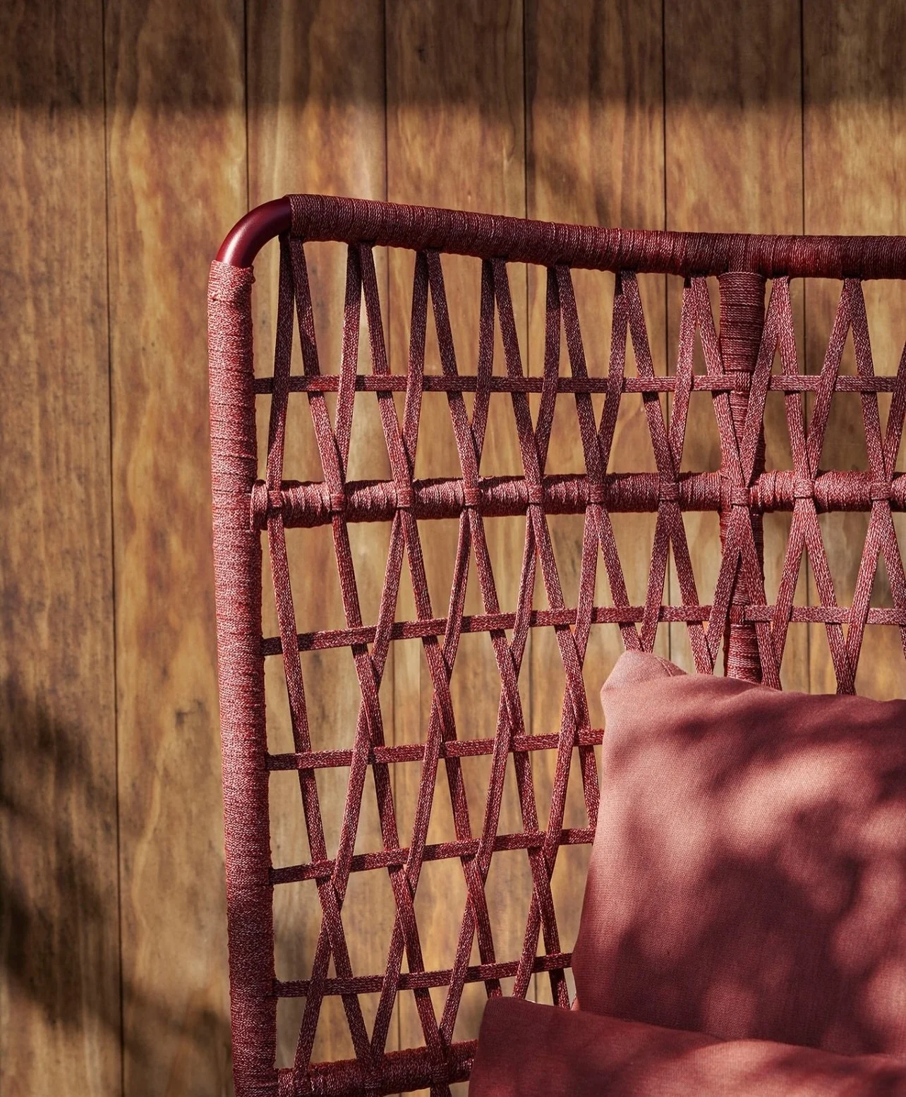 Curio by @point1920_official invites harmony through a deeper connection with nature. Its braided rope backrest and lightweight frame offer a soothing embrace, turning relaxation into an art of wellness.

@patrick_norguet

Available at @whitneyevansl