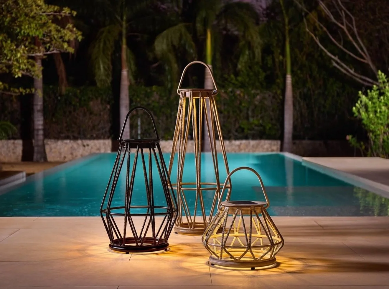 @castelleluxury&rsquo;s handcrafted solar lanterns charge by day so you can unwind at night, adding effortless ambiance to every outdoor gathering. 

Featured: Korda Outdoor Solar Lantern 

#CastelleOutdoor #SolarLanterns #OutdoorLiving #PatioDecor #