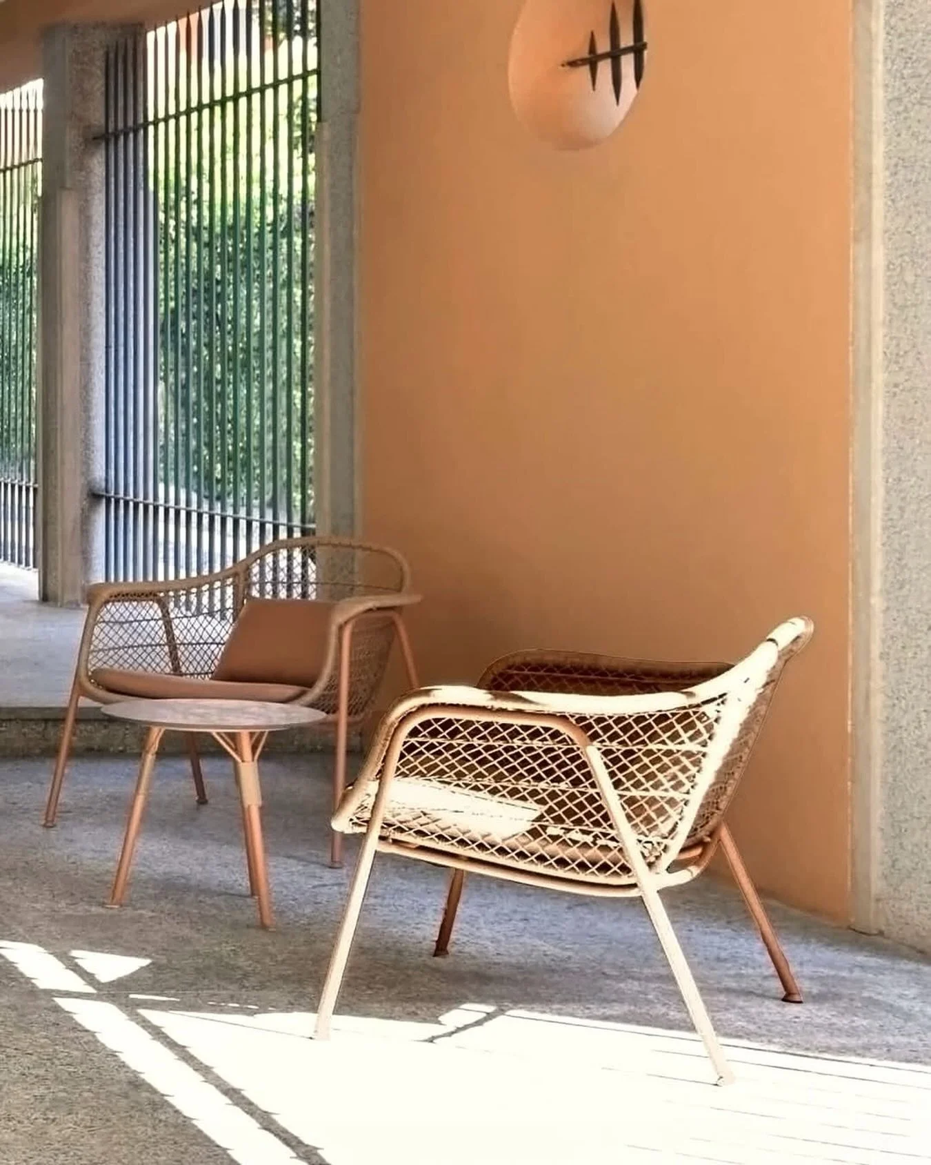 Airy and organic, the FRESCO Lounge Chair by @glosterfurniture channels the quiet elegance of mid-century Europe&mdash;think sun-drenched terraces in Rome, a spritz in hand, and time moving just a little slower.

Project Design by @Benedettofasciana 