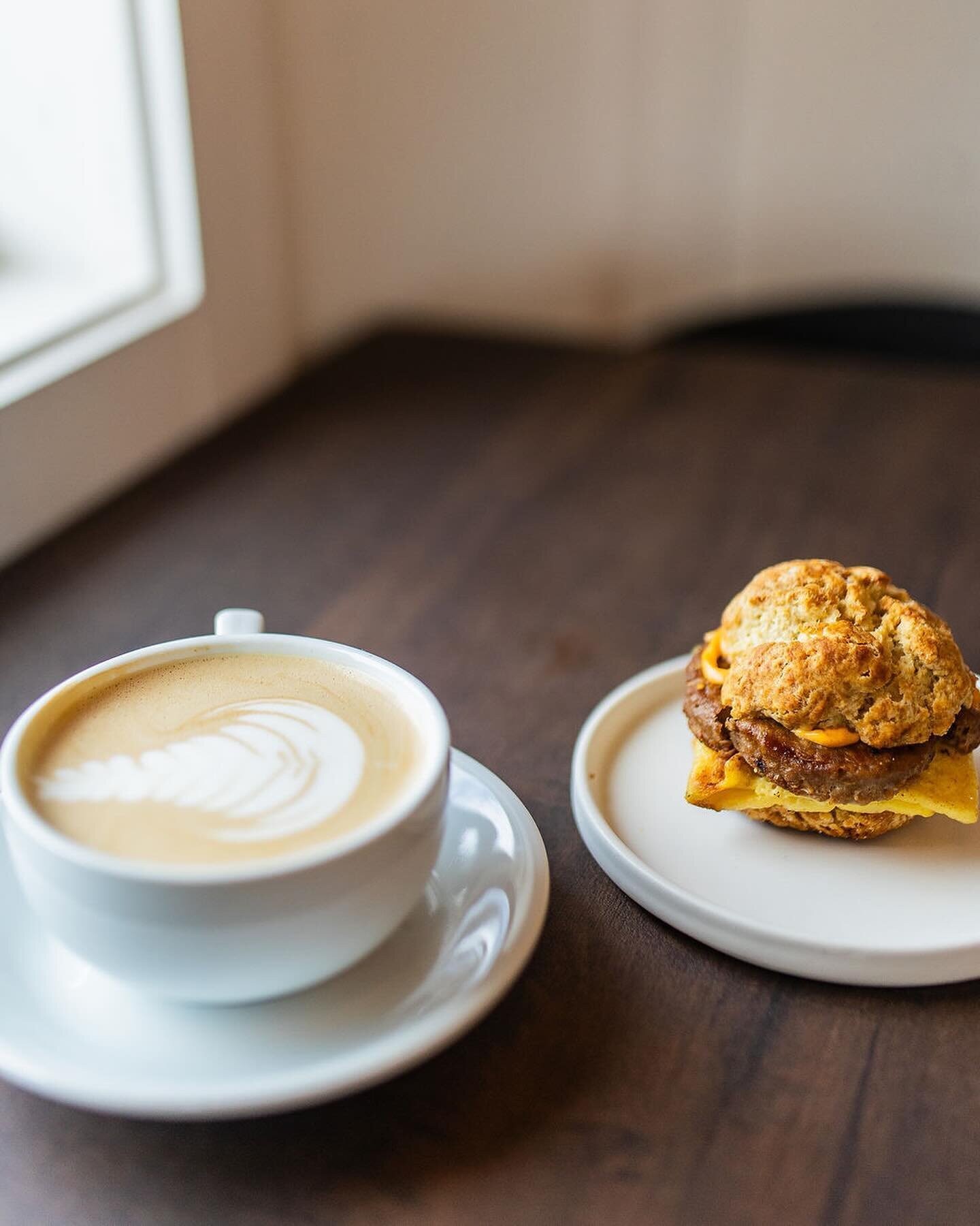 are you getting our breakfast sammie with a house-made biscuit or GF bagel? 🤔 (from the &ldquo;breakfast-all-day&rdquo; menu 🤤)