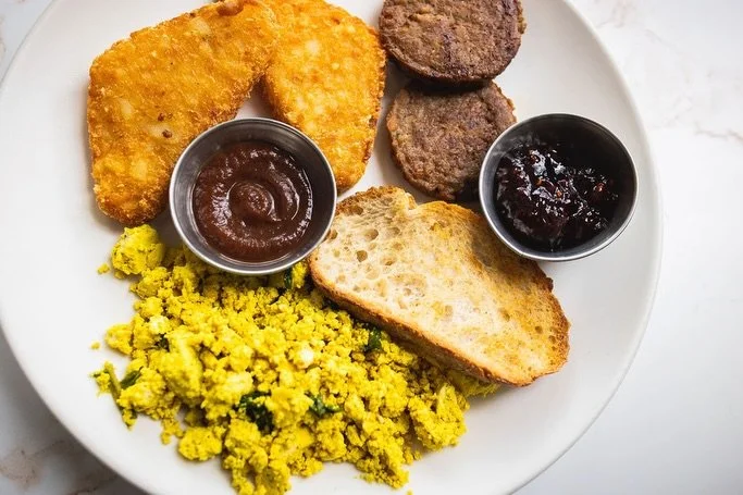 &ldquo;The Classic But Make It Vegan&rdquo; &mdash; a classic brunch plate, but vegan 🌱 OR you can order a bunch of sides if are a freak who can&rsquo;t let their food touch ! 🤪 🙂&zwj;↕️