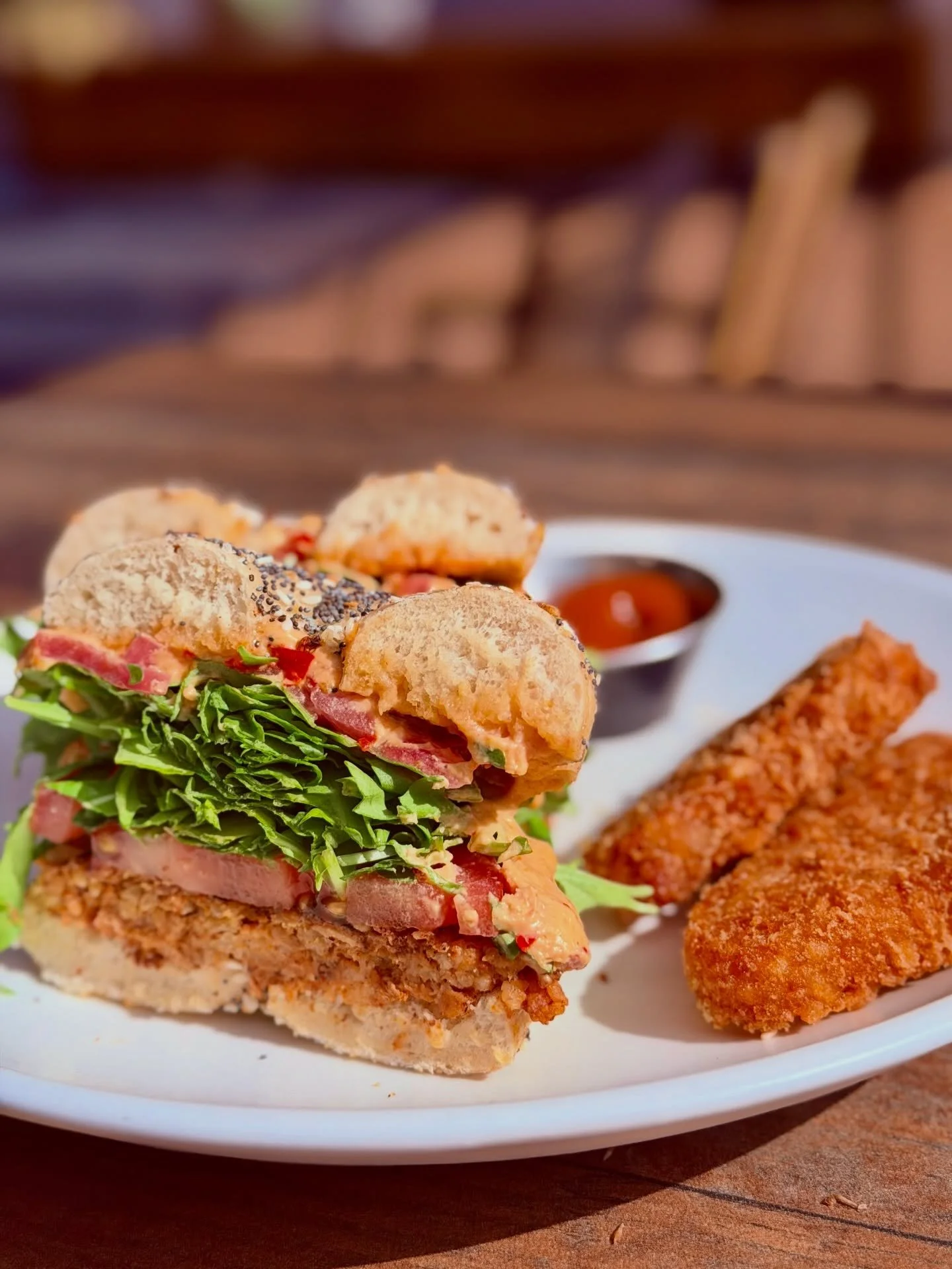 Everybody loves a Brunch Bagel (with a housemade veggie patty, pimento, tomato, pickled onions, and a thick stack of arugula 🤤)