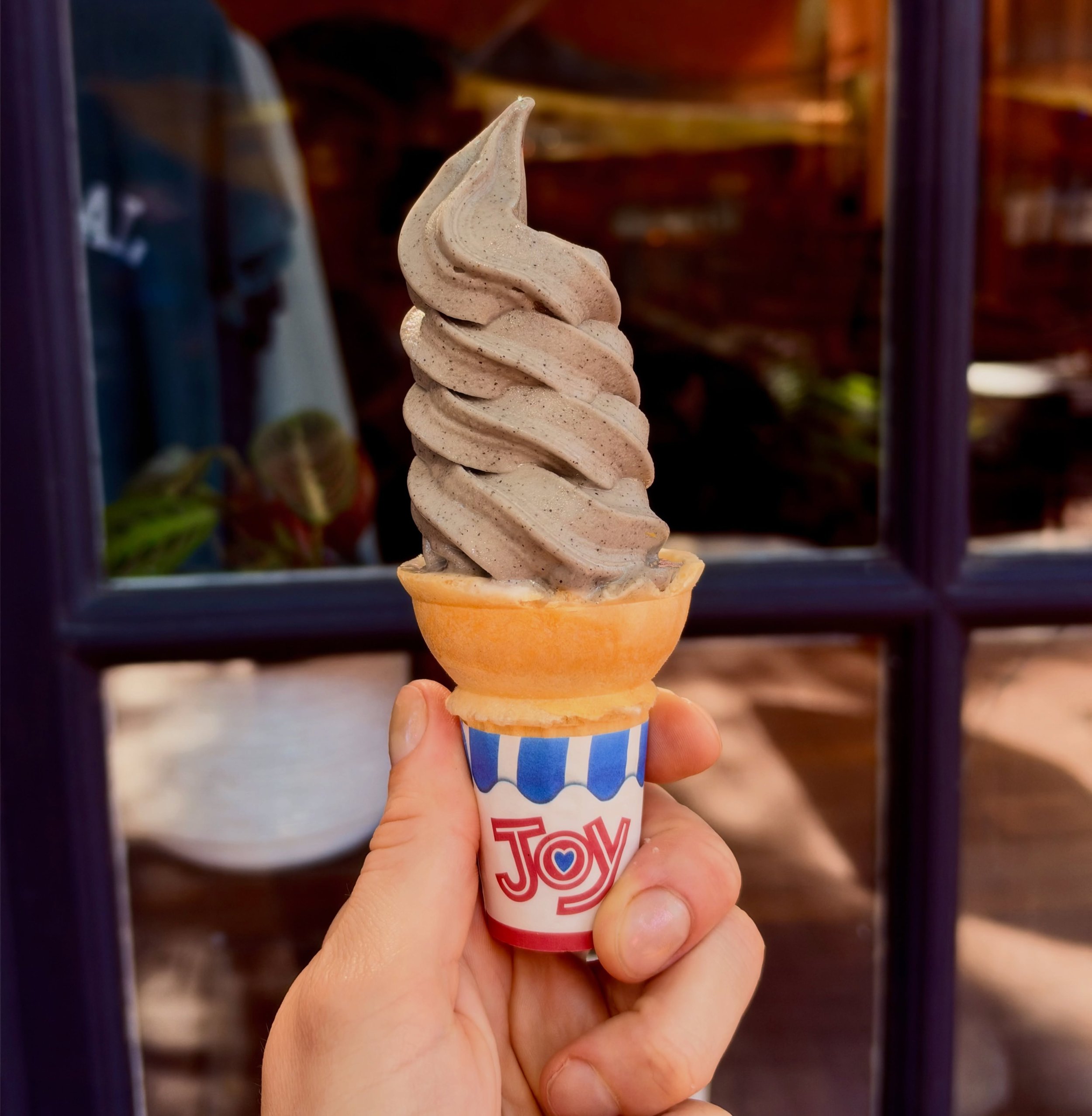 Black Sesame vegan soft serve? 🖤 🐈&zwj;⬛ perfect for this 90 degree October weather 🎃☀️