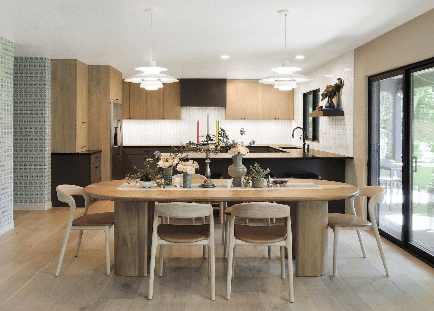 Have the aftereffects of Covid changed your home style? We love gathering friends and family at the dining table and having an open floorplan between the kitchen and dining room is the perfect layout for casual entertaining. ⁣
⁣
That said, the open-f