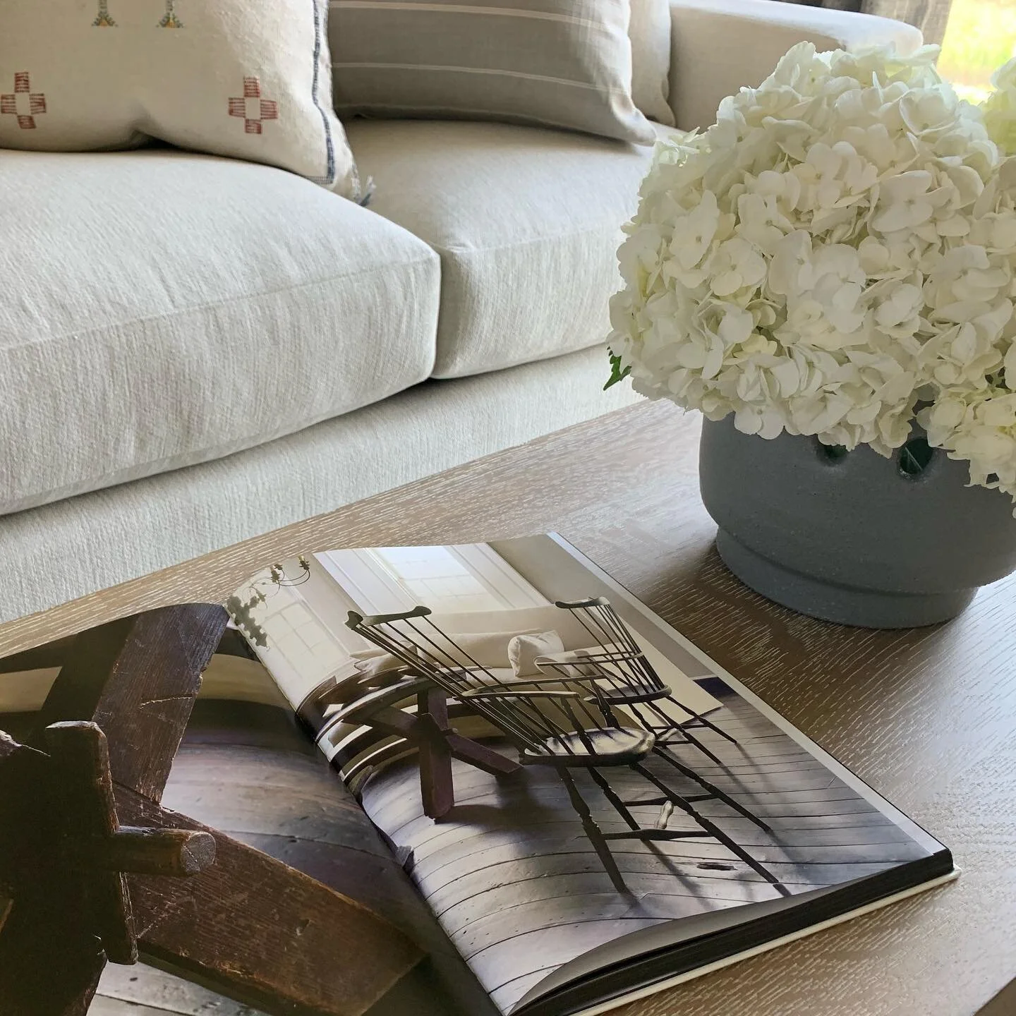 Tricks of the trade and a little inside scoop for ya! Florals and fresh produce are the secret to taking a photo from pretty to show stopping! On the day of a big reveal or photoshoot, I always make a point to stop at the grocery store or a flower sh