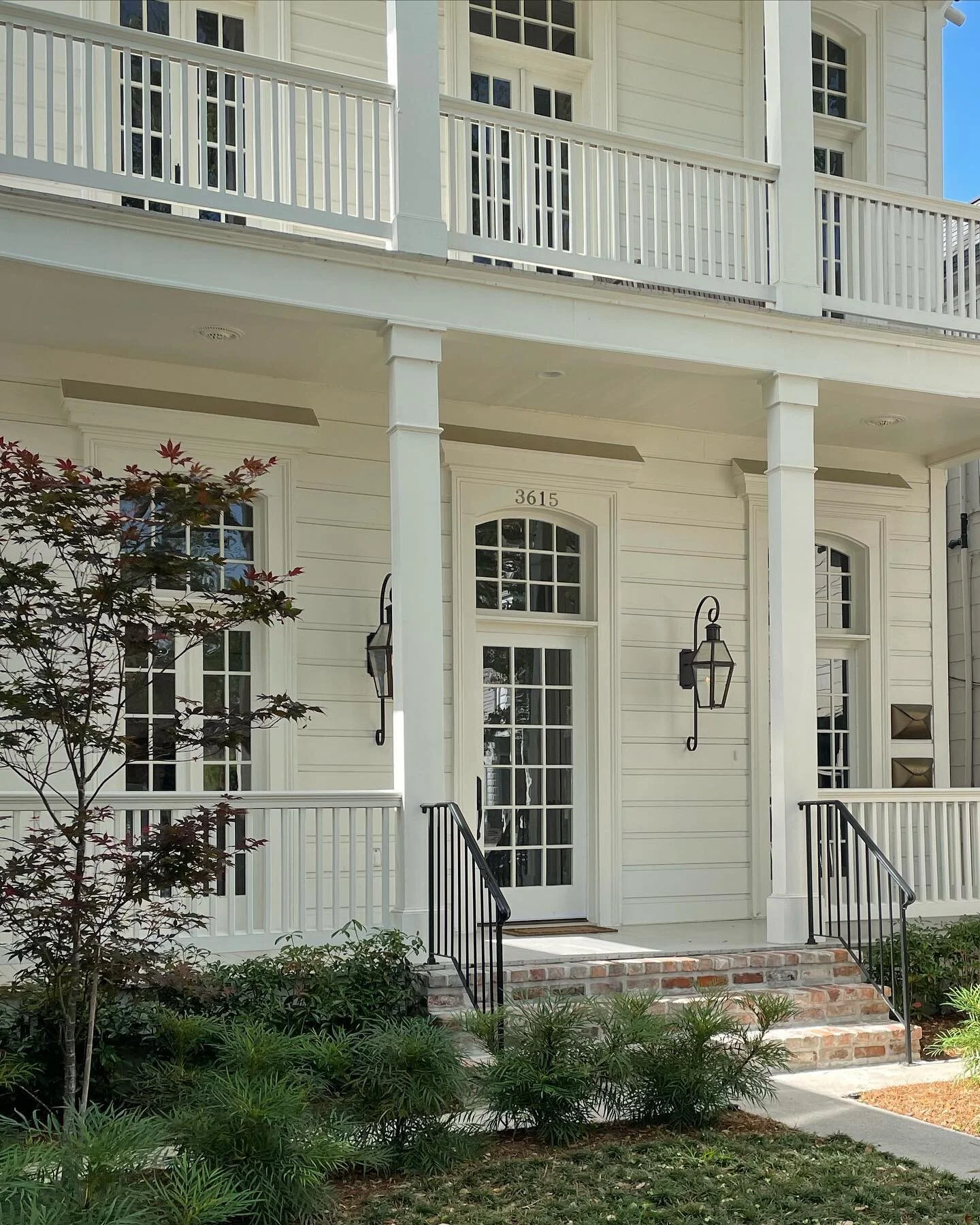 I started to notice a common thread throughout New Orleans that I&rsquo;m very obsessed with 🔥 @bevolo gas lanterns spotted all over town! NOLA is filled with so much character and don&rsquo;t get me started on the art gallery&rsquo;s!

#art #galler