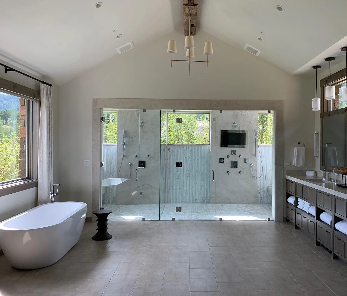 Primary Bath goals 🙌🏼 

There are so many beautiful tubs and fixtures out there it can be a key detail in your bathroom. Depending on your wants you may need to space plan ahead of time which is why we find it's so important for the @studiokld team