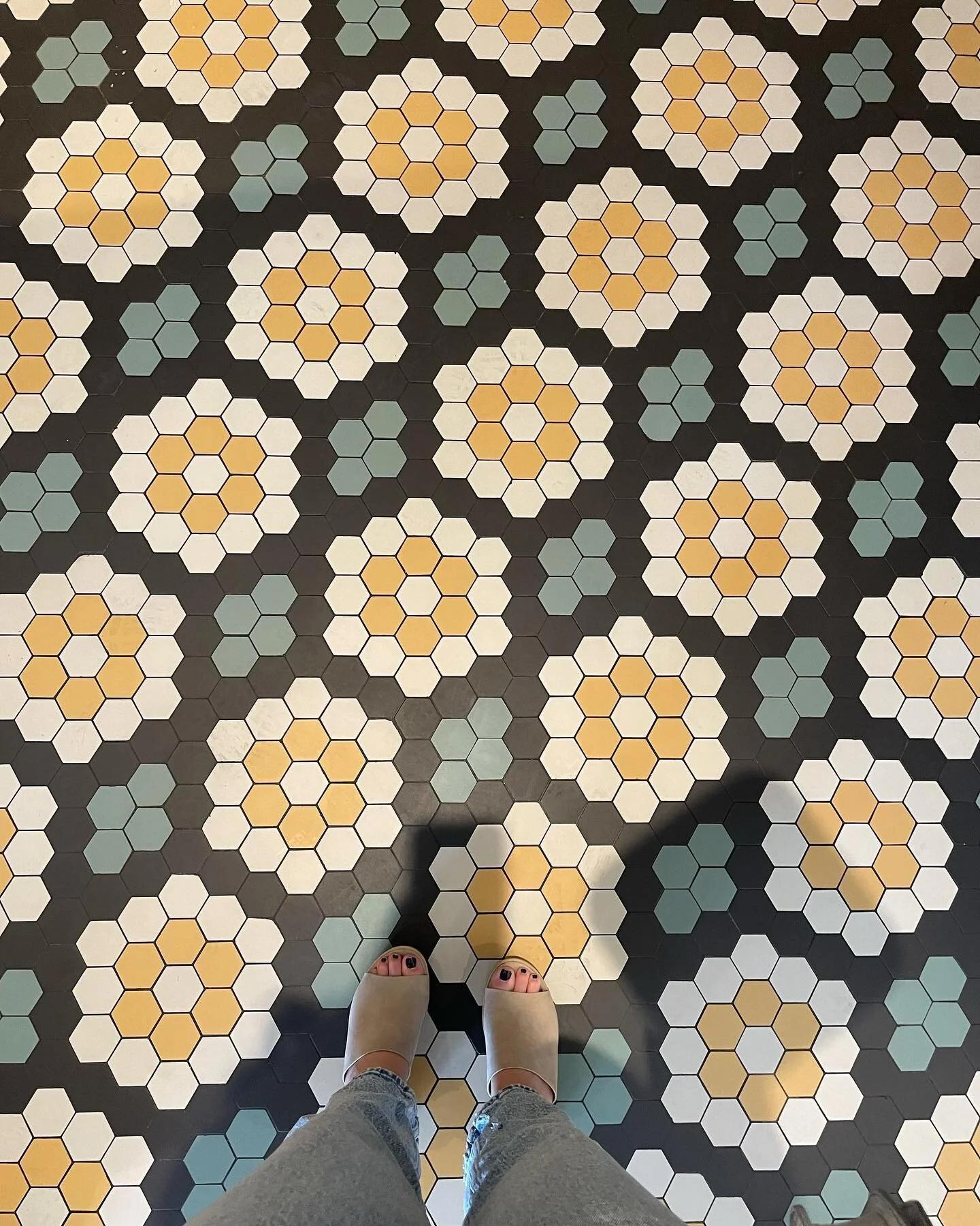 Admiring this colorful hex mosaic so much!🍯

#interiordesign #flooring #design #mosaic #hextile #funflooring