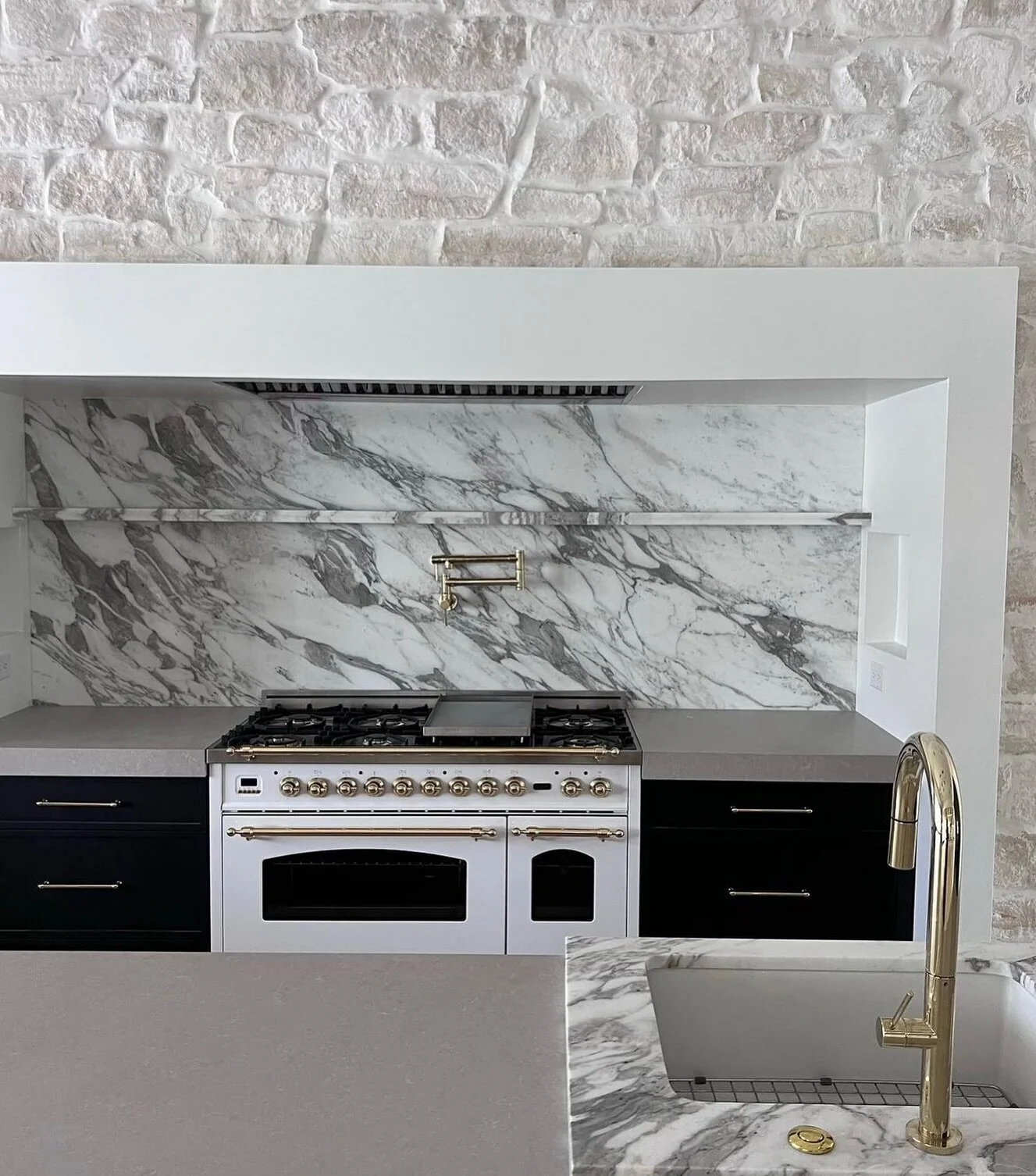 Toured this new build a while back and I couldn&rsquo;t stop dreaming about this stone/marble combo in the KITCHEN ✨ 

#interiordesigninspo #interiordesign #kitchendesign #kitchen #newbuild #design #gooddesign #marble #stone #polishedbrass #stunner