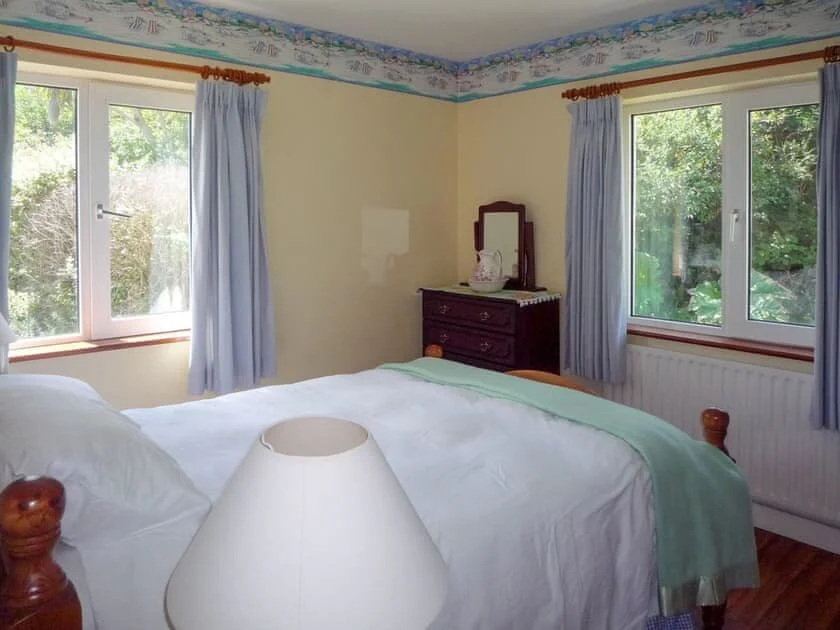 4th bedroom full bed.jpg