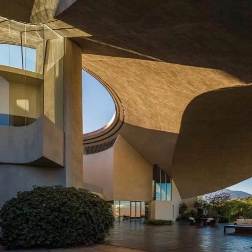 Warm desert sun shining through the Bob Hope residence by:John Lautner 🌞