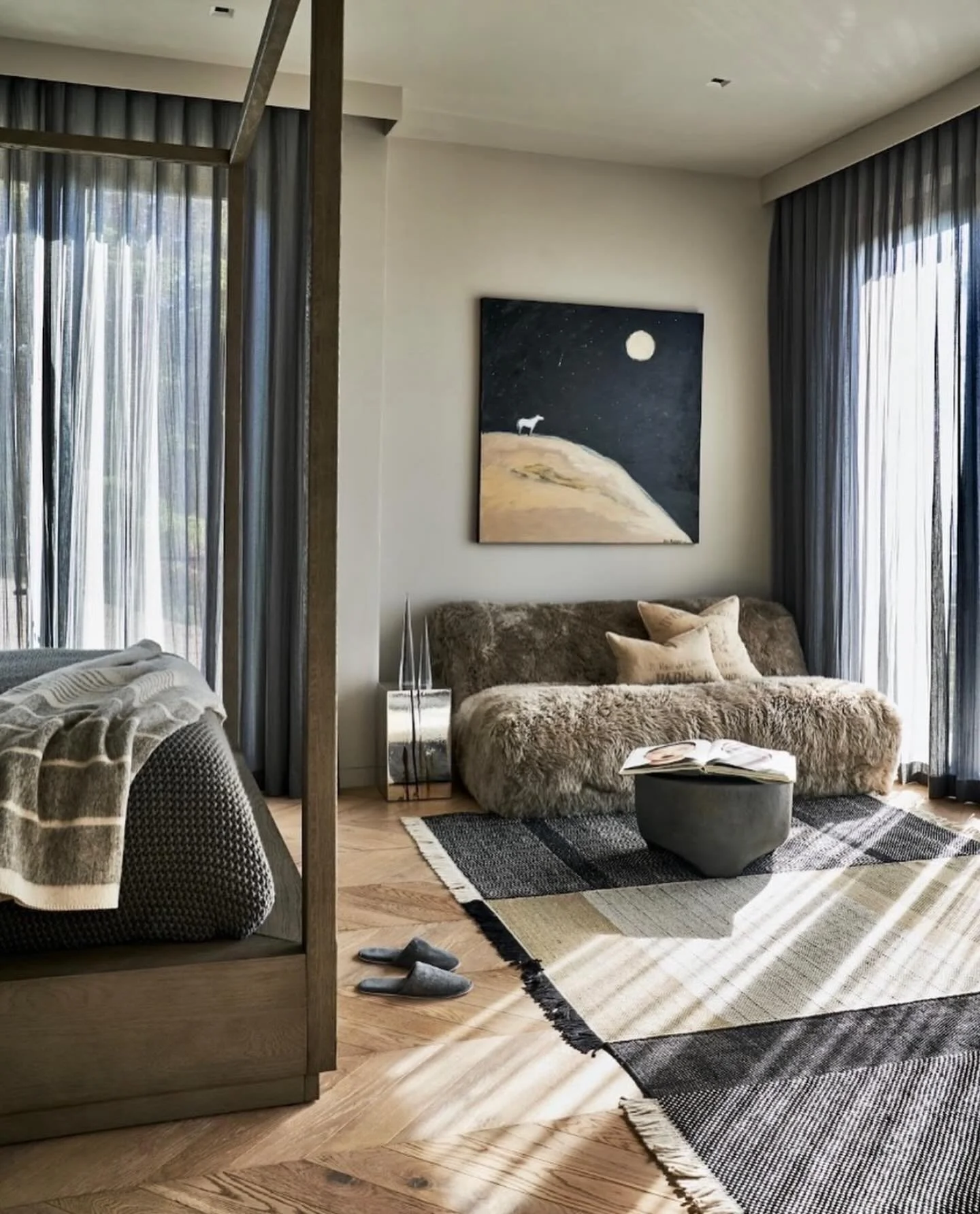 Cozy lounger in our Mulholland guest room. Perfect for the holiday season 🐻