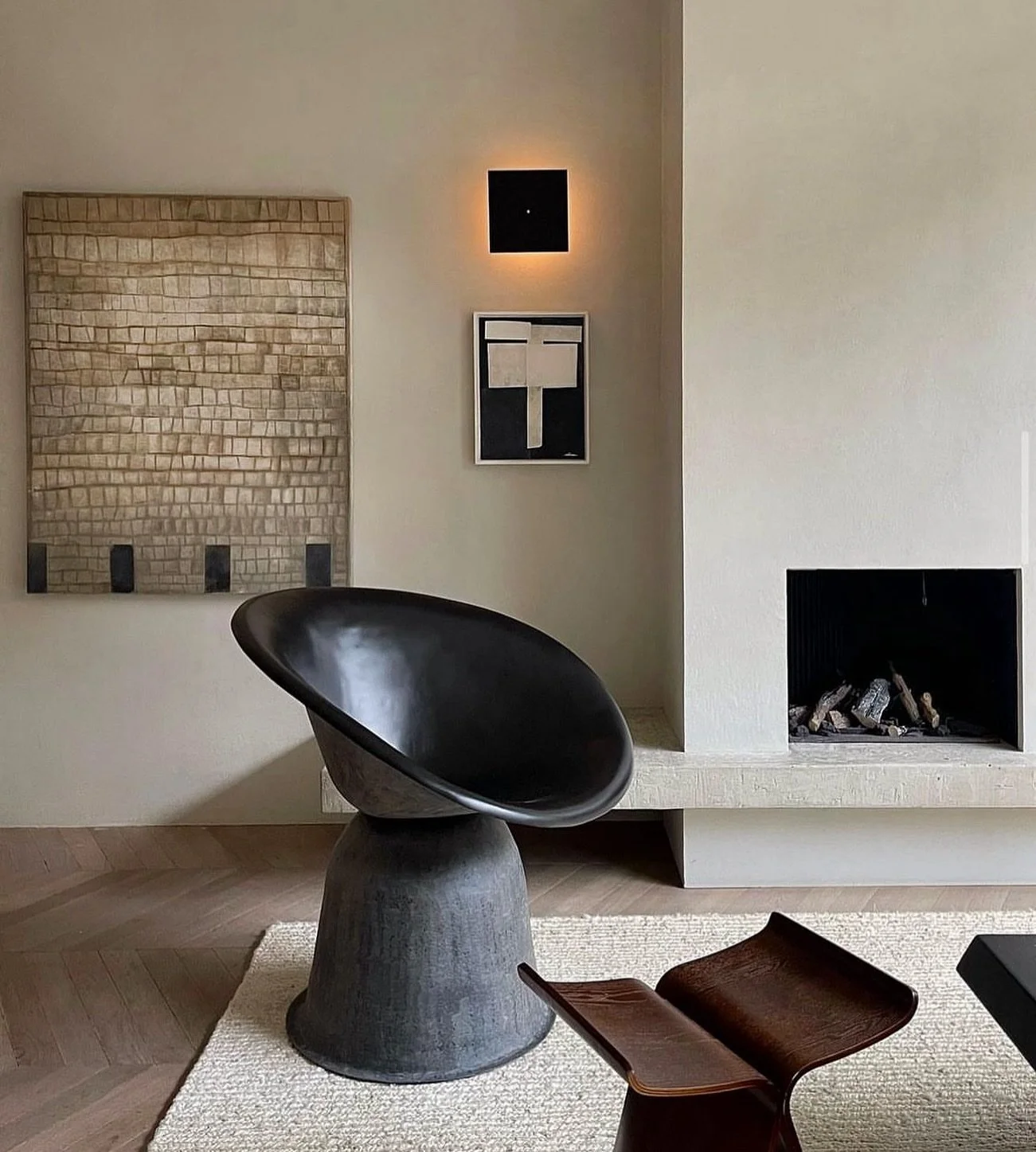 The perfect dance  between texture, art + sculptural pieces. 🖤