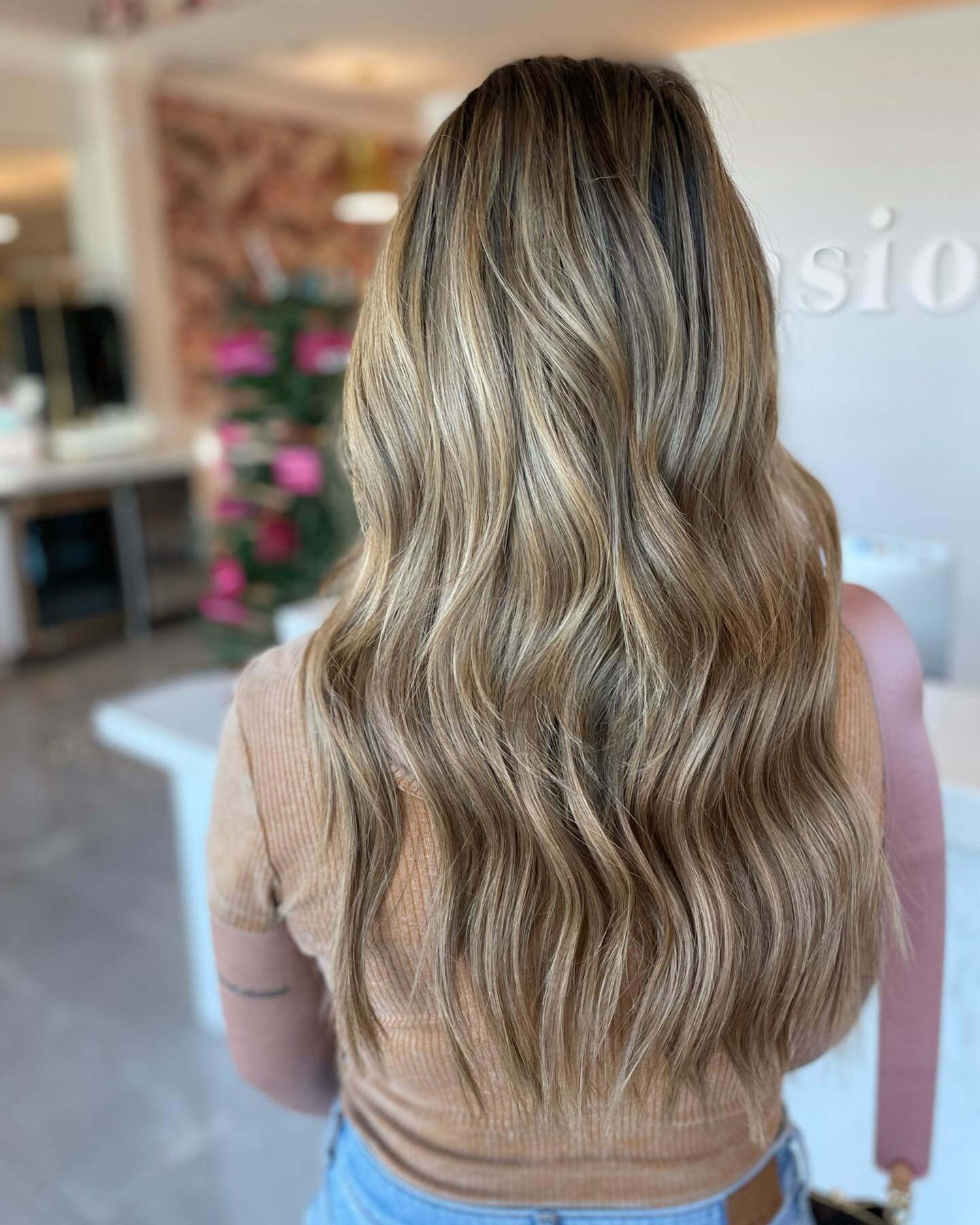The power of quality extensions and a skilled extensionist. ✨✨ SWIPE FOR THE BEFORE. Hair by @taylor.extensionbar 
⁣
Book online by visiting extensionbar.com/book. ⁣
⁣
#extensionbar #extensionbaraz