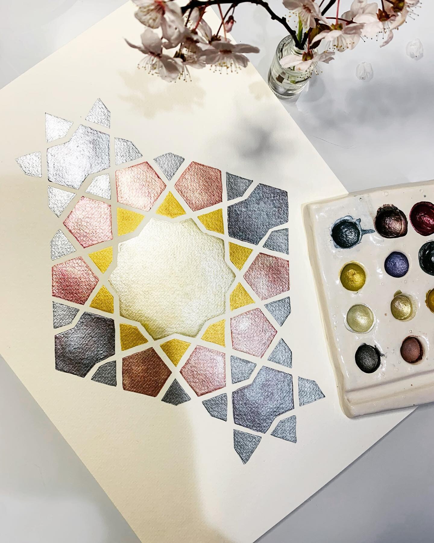 Complete mind shutdown and just filling colors - one of the reasons I love geometric designs 💎 
.
Few weeks ago I filled this palette with mica pigments well I missed a imp step when making paint! Forgot to add titanium dioxide and the entire batch 