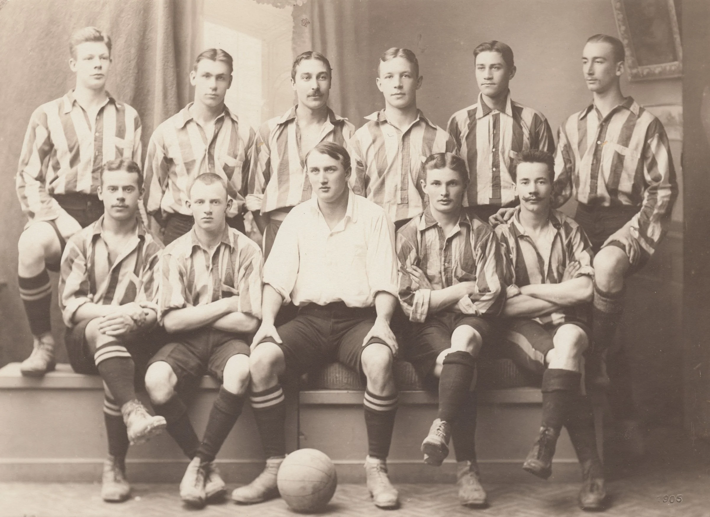 Lill-Einar_1905-DIF-Fotboll-herr,-lagbild,-Einar-två-från-vänster-längst-fram,-från-Stadsarkivet-2021-10-22-Ö-2-6.jpg