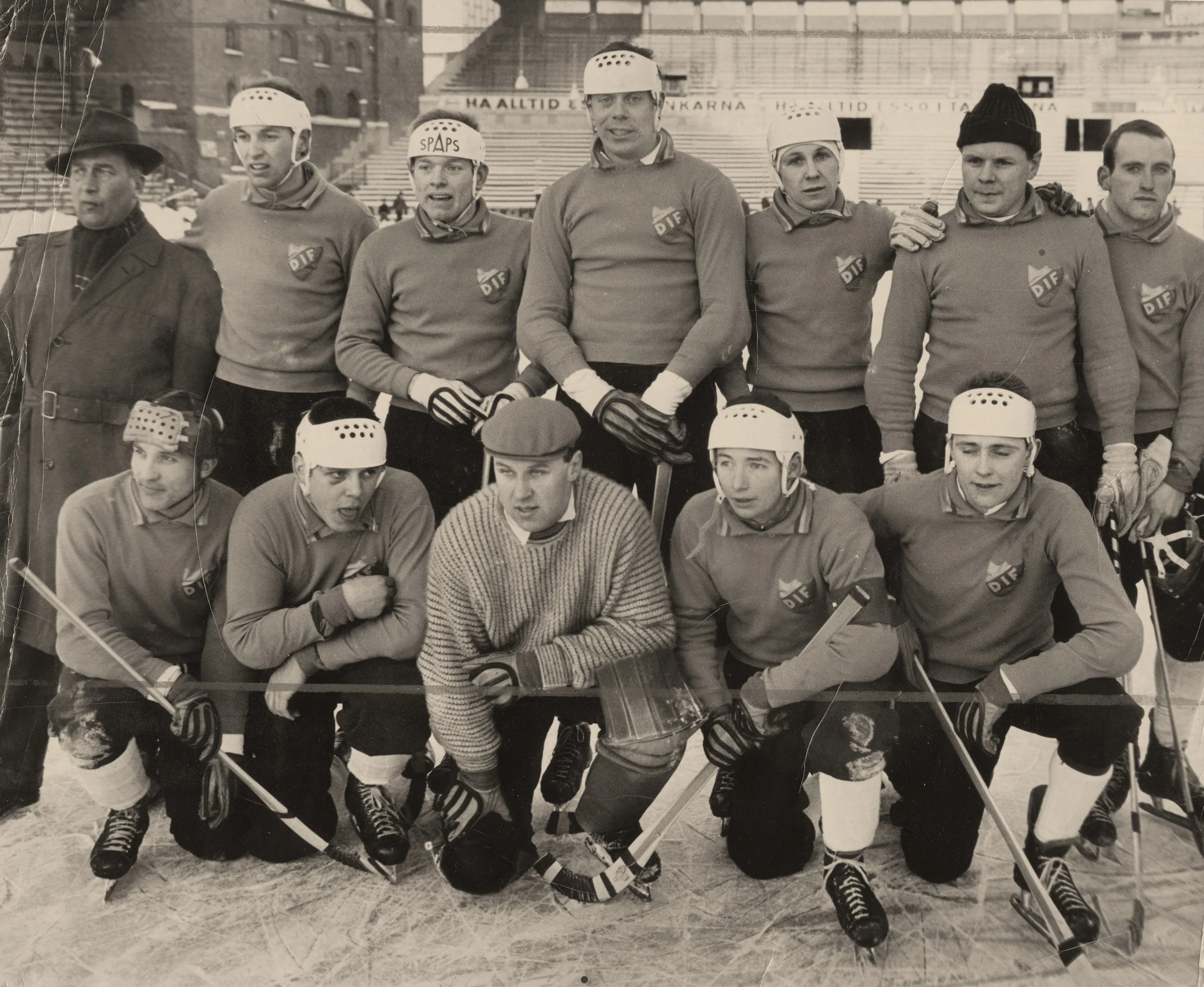 1961-DIF-Bandy-herr%2C-lagbild%2C-1961-02-05-DIF-uppe-i-Allsvenskan-igen-efter-20-a%CC%8Ar-i-tva%CC%8Aan%2C-foto-Folke-Hellberg-DN.jpg