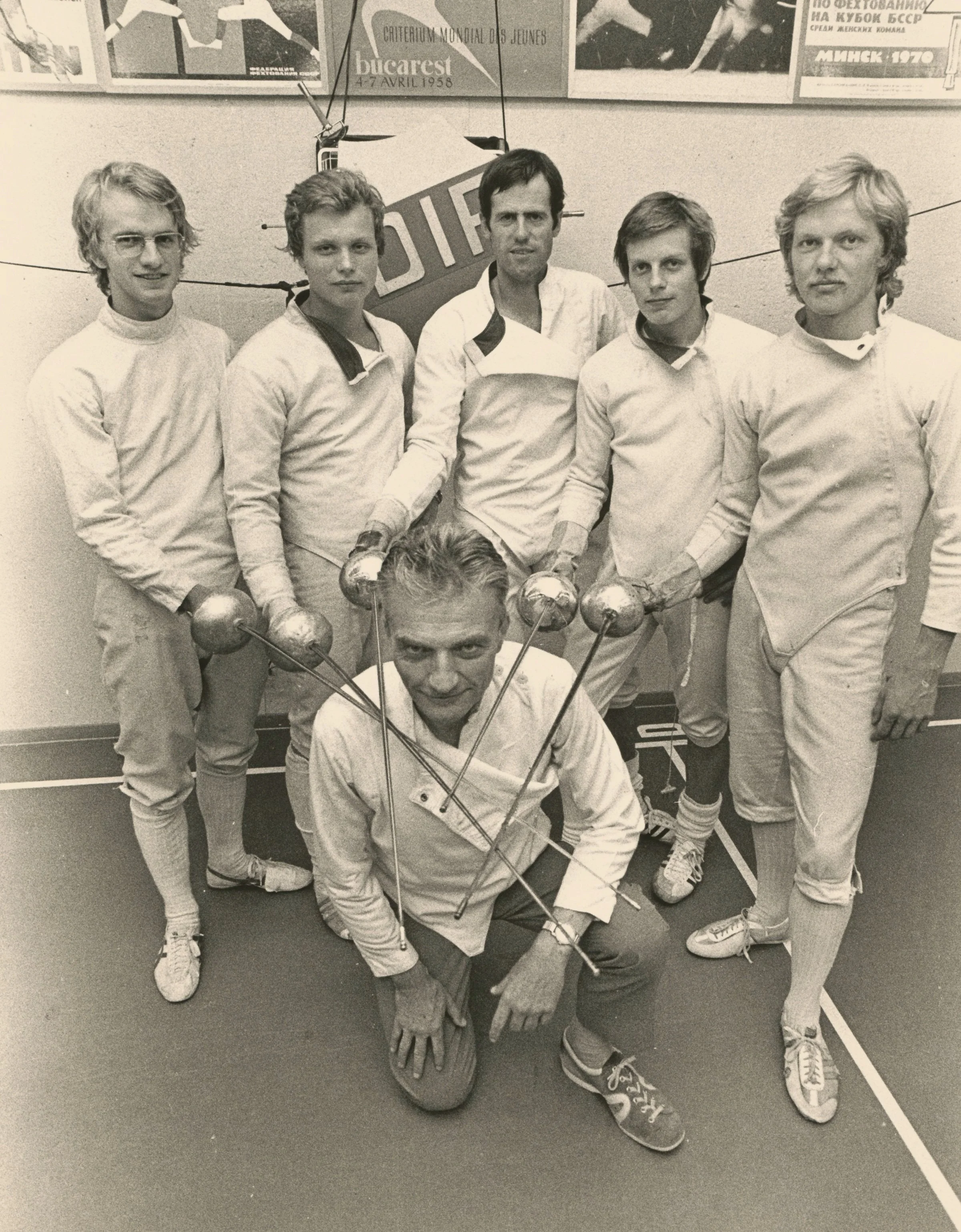 1974-09-11%2C-fr.-v.-Go%CC%88ran-Flodstro%CC%88m%2C-Leif-Ho%CC%88gstro%CC%88m%2C-Carl-von-Essen%2C-Stefan-Pahlefors-och-Hasse-Jacobson-dubbar-Bela-Rerrich%2C-foto-Lennart-Nygren-SvD%2C-fra%CC%8An-DIF-Fotbolls-bilder---la%CC%8Adan.jpg