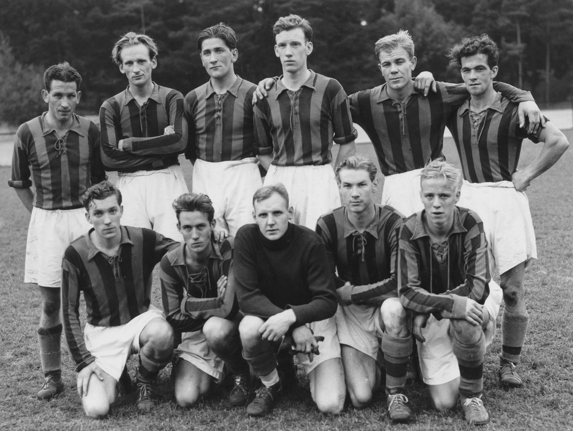 1950-DIF-Fotboll-herr-B-lag,-lagbild,-från-DN-1950-10-01.jpg