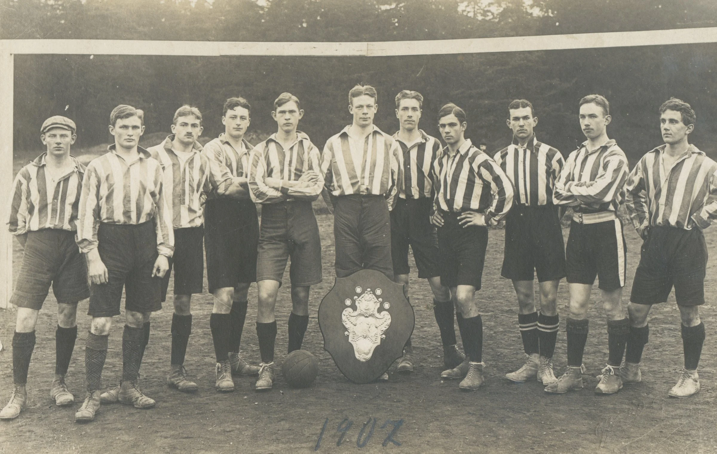 Lill-Einar_1907-DIF-Fotboll-herr,-lagbild,-Wicanderska-Välgörenhetsskölden,-från-Oscar-Bomgrens-samling.jpg