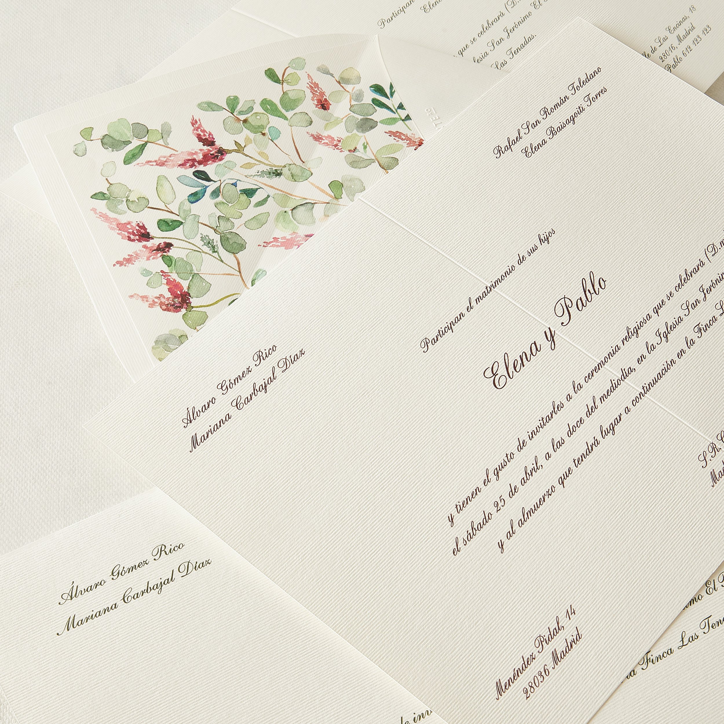 invitaciones_de_boda_eucapiltos_clasicas_acuarelas_personalizadas_el_tintero_con_estampado_closeup_diptico_granate_verjura_tradicionales.jpg