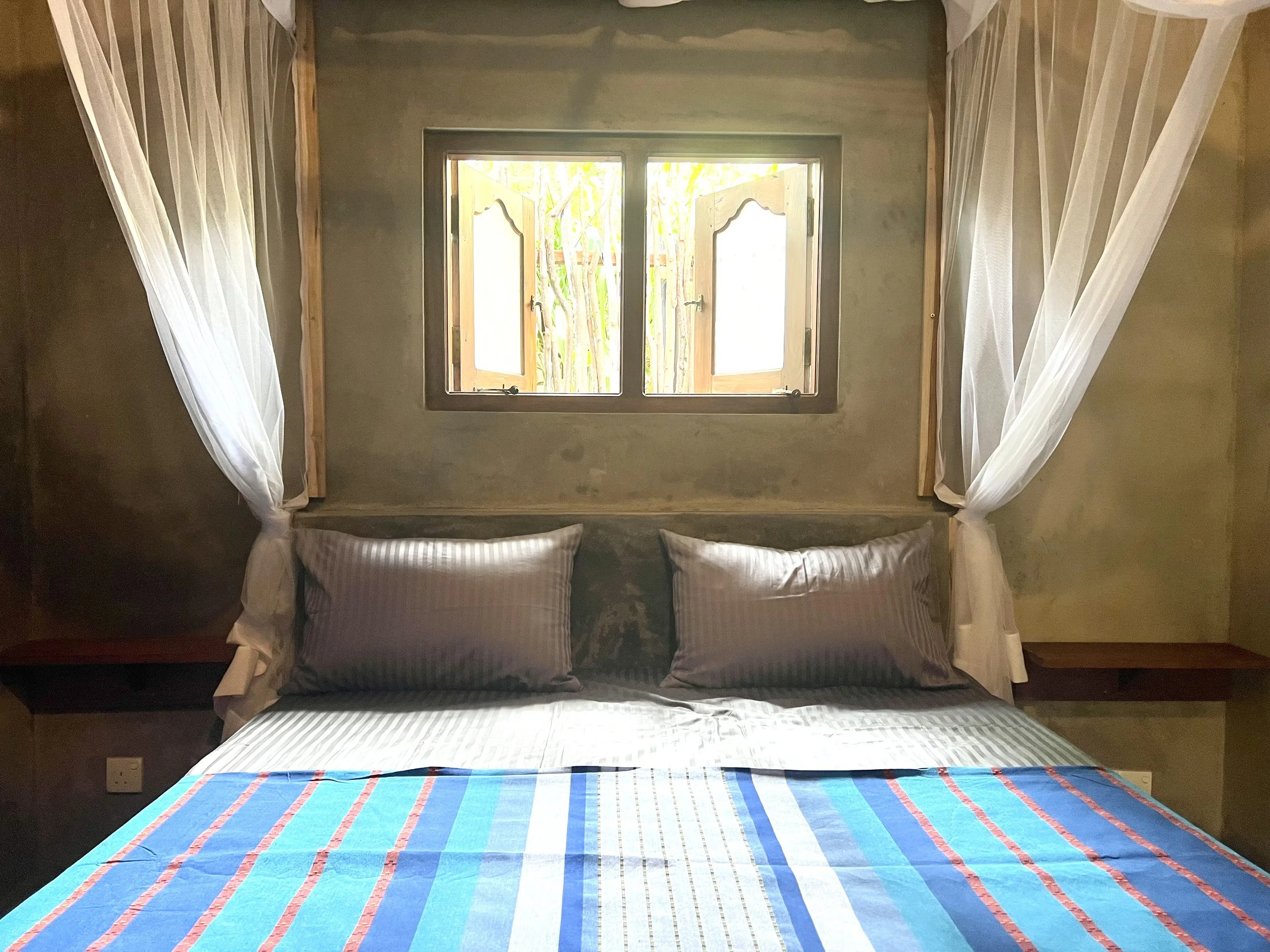 queen bed with mosquito net in beach house into the blue unakuruwa, between tangalle and hiriketiya