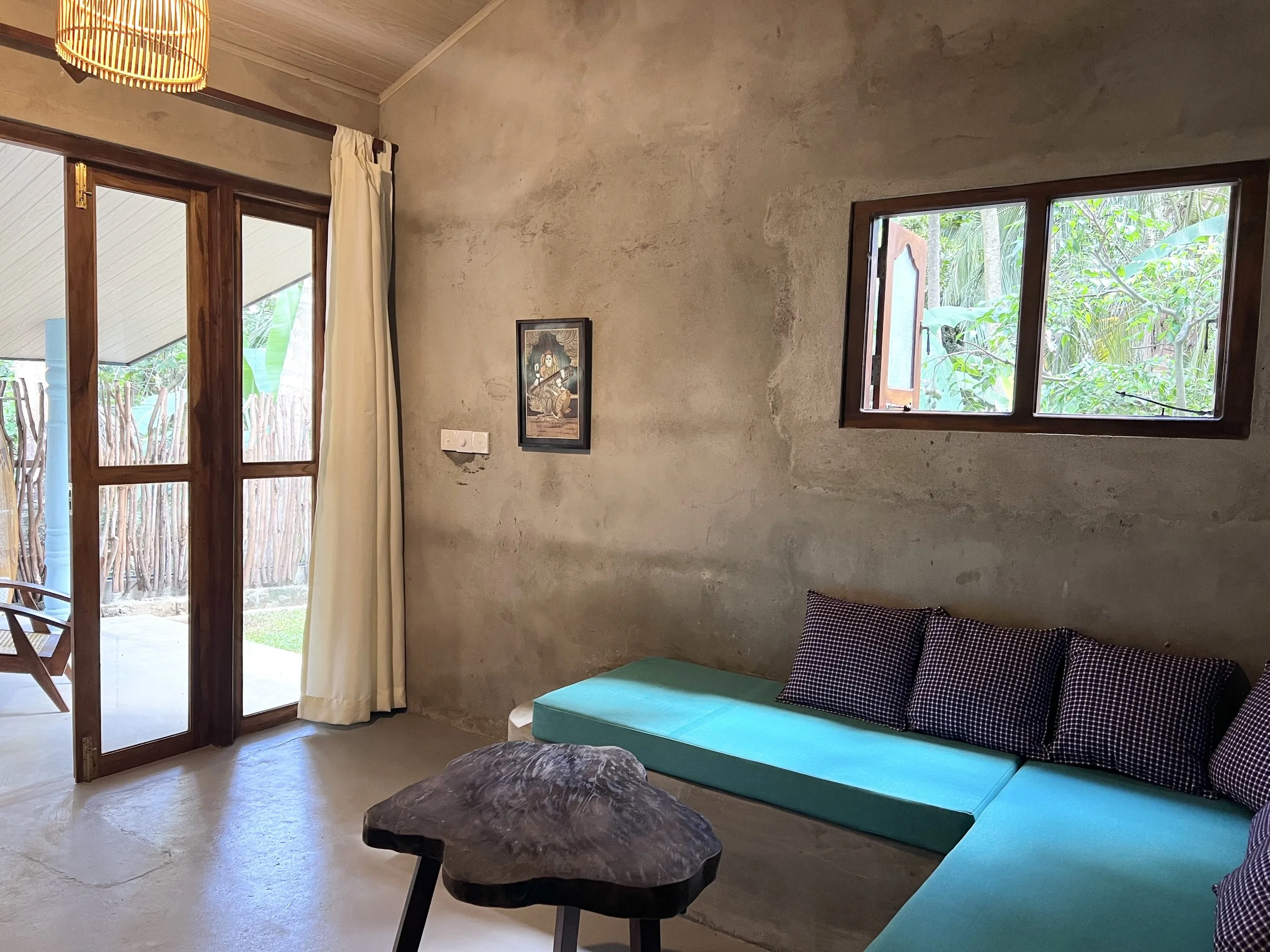 living room into the blue beach house 20m from beach in Unakuruwa surf bay