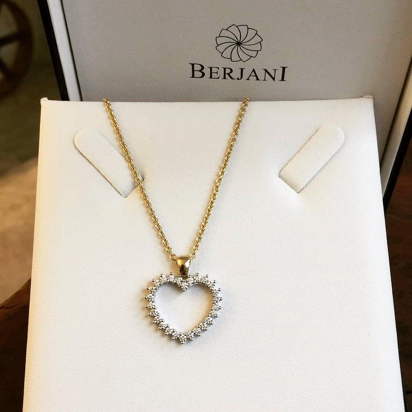 Throwback Thursday - July 2021&hellip; 
BERJANI Bespoke - A heartfelt gift from a loving husband to his beautiful wife to celebrate her milestone birthday! When we were asked to design something special for her, we thought of what would befit a beaut