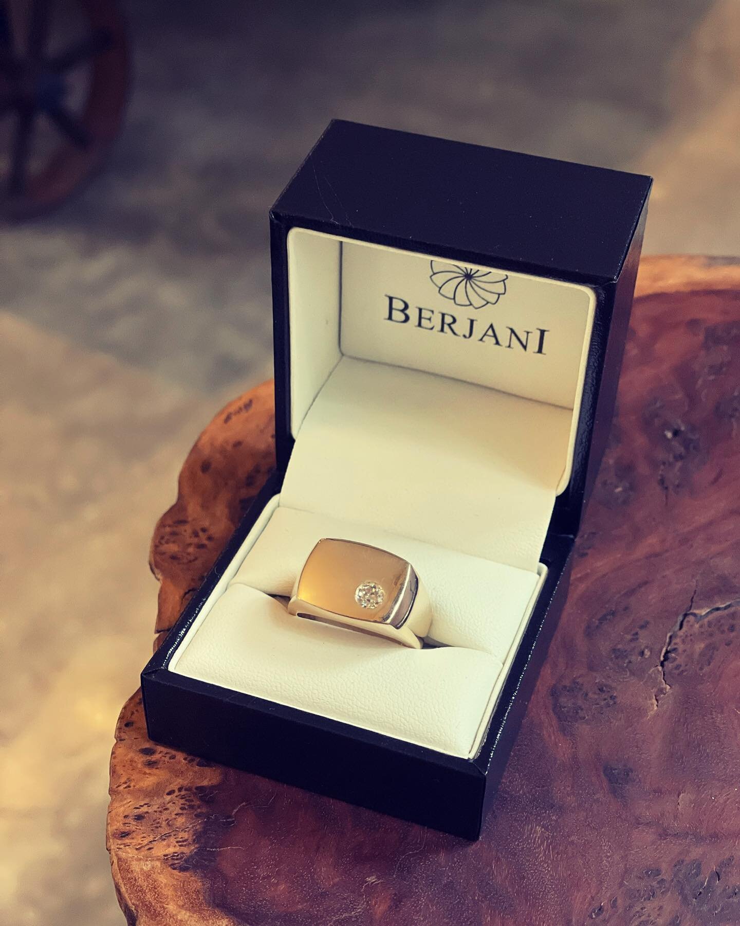 BERJANI Gentleman - An elegant gentleman&rsquo;s signet ring&hellip; Handcrafted in yellow gold and set with a single diamond&hellip; A parent&rsquo;s loving gift to their son for his graduation&hellip; 

#berjanijewels #berjanijewellers #berjanifine