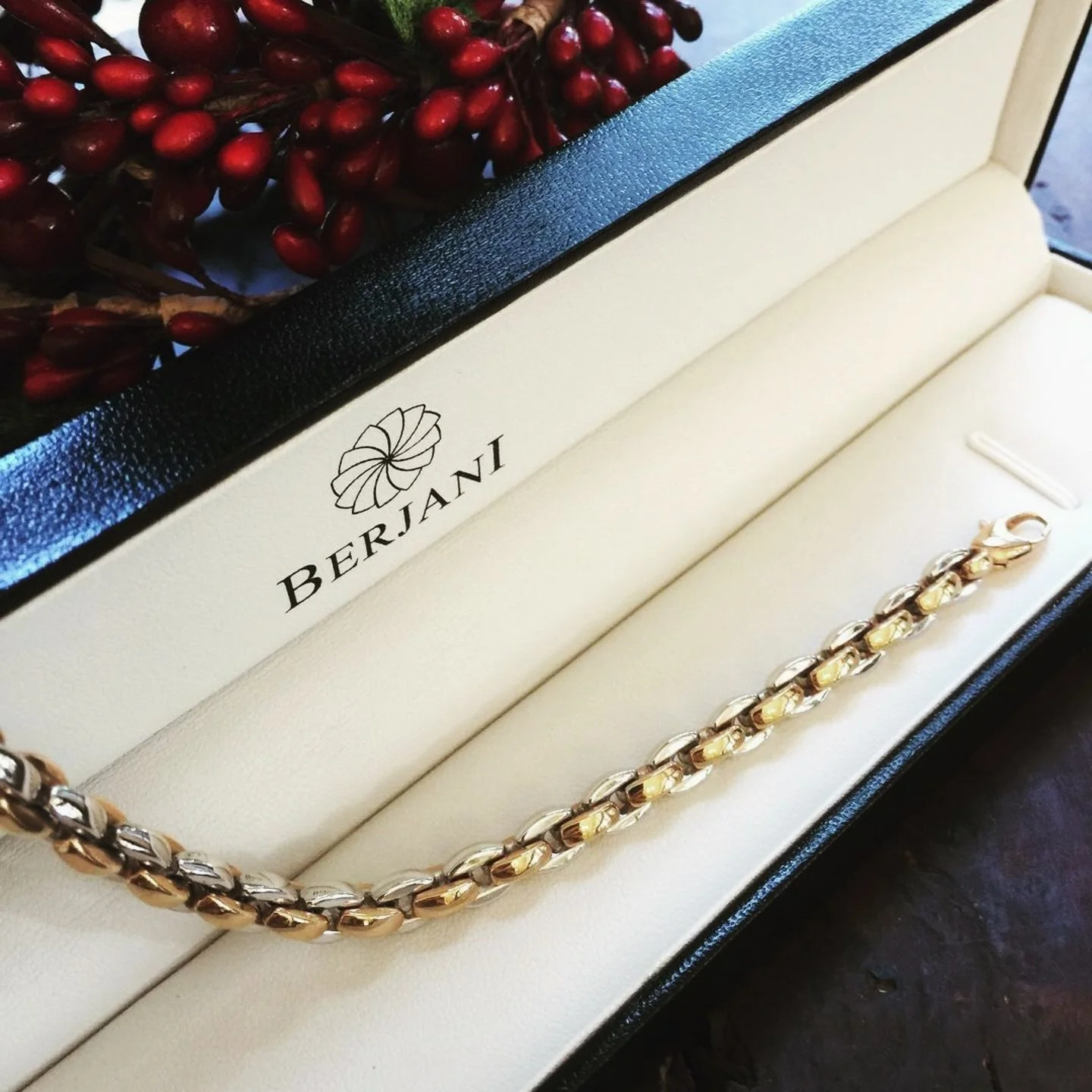 BERJANI Gift Ideas - 18ct rose and white gold bracelet - perfect for Christmas.... 

#berjanijewels #berjanifinejewellery #berjanijewellers #Christmas #giftideas #Christmasgifts #rosegold #whitegold #roseandwhitegoldbracelet #bracelet #bracelets #fin