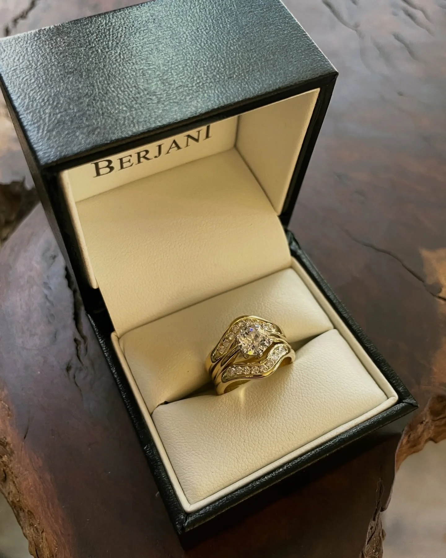BERJANI Bespoke - Handcrafted in yellow gold a pair of diamond set curved wedding rings perfectly frame our lovely client&rsquo;s solitaire diamond engagement ring&hellip;

#gold #diamonds #weddingrings #engagementrings #finejewellery